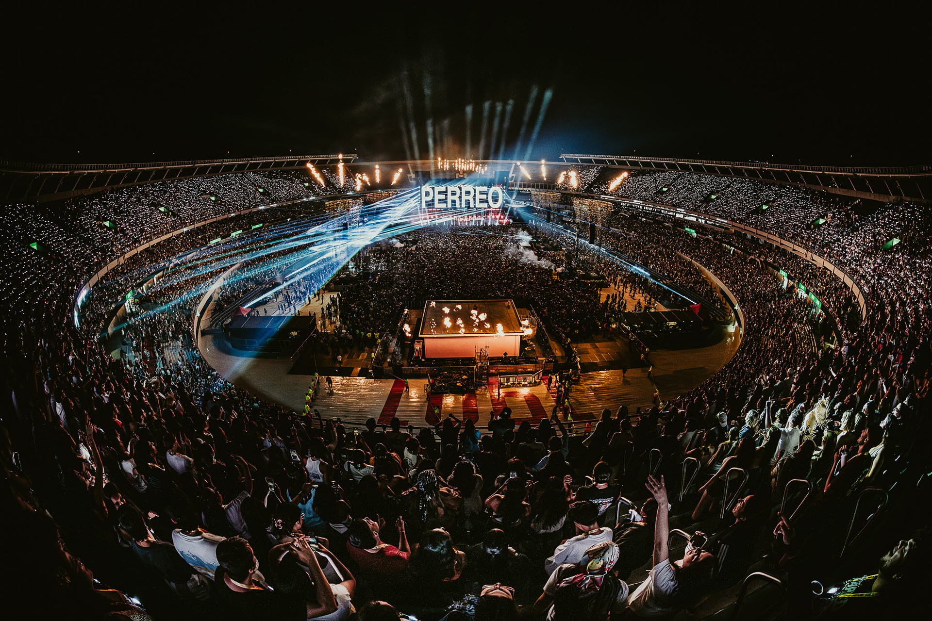 El público coreó “Benito” en cada pausa, obligándolo incluso a sacarse los IEM para escuchar la ovación