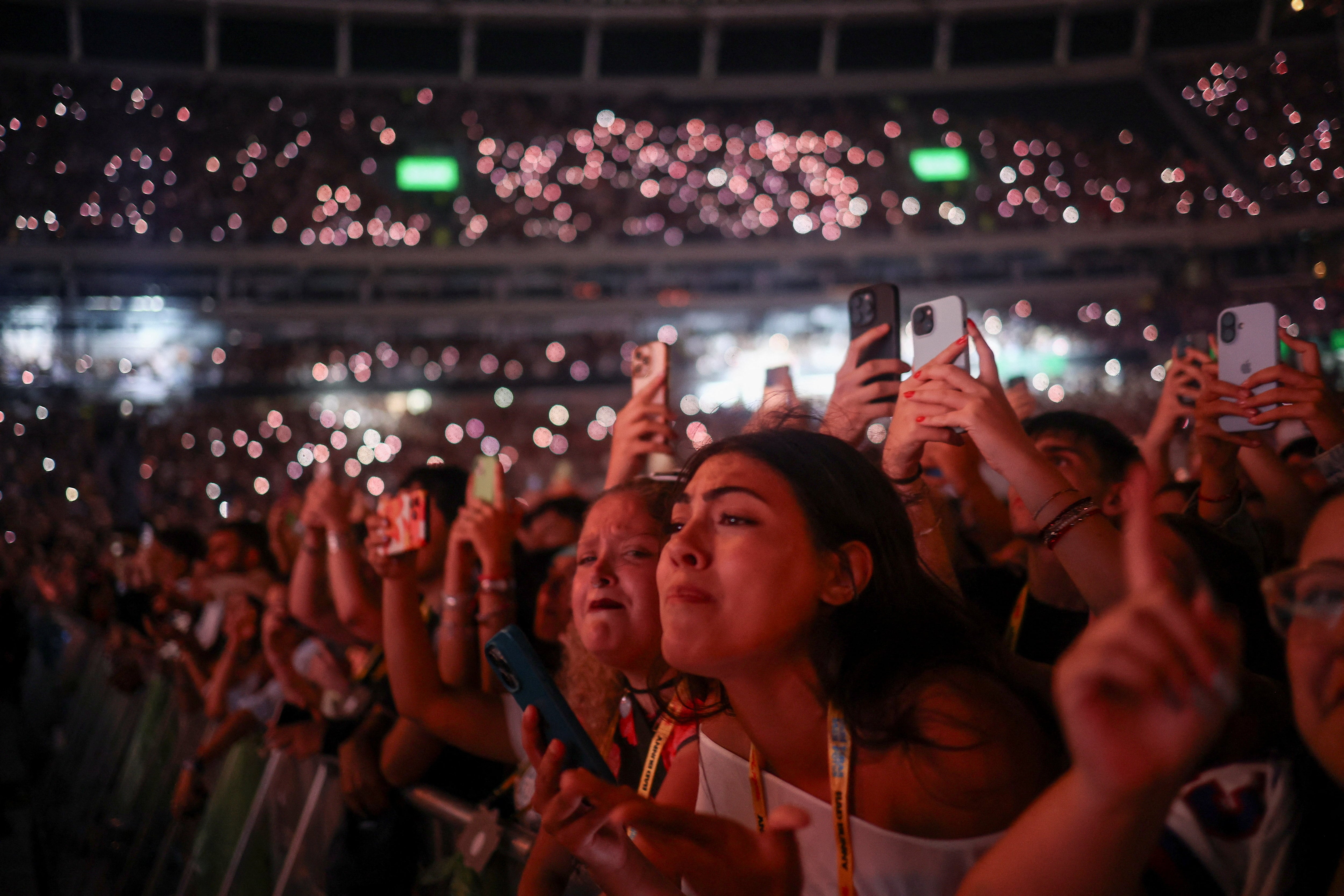 El homenaje a Soda Stereo con una versión salsa de “De música ligera” emocionó a todo el estadio en la primera noche (REUTERS/Tomas Cuesta)