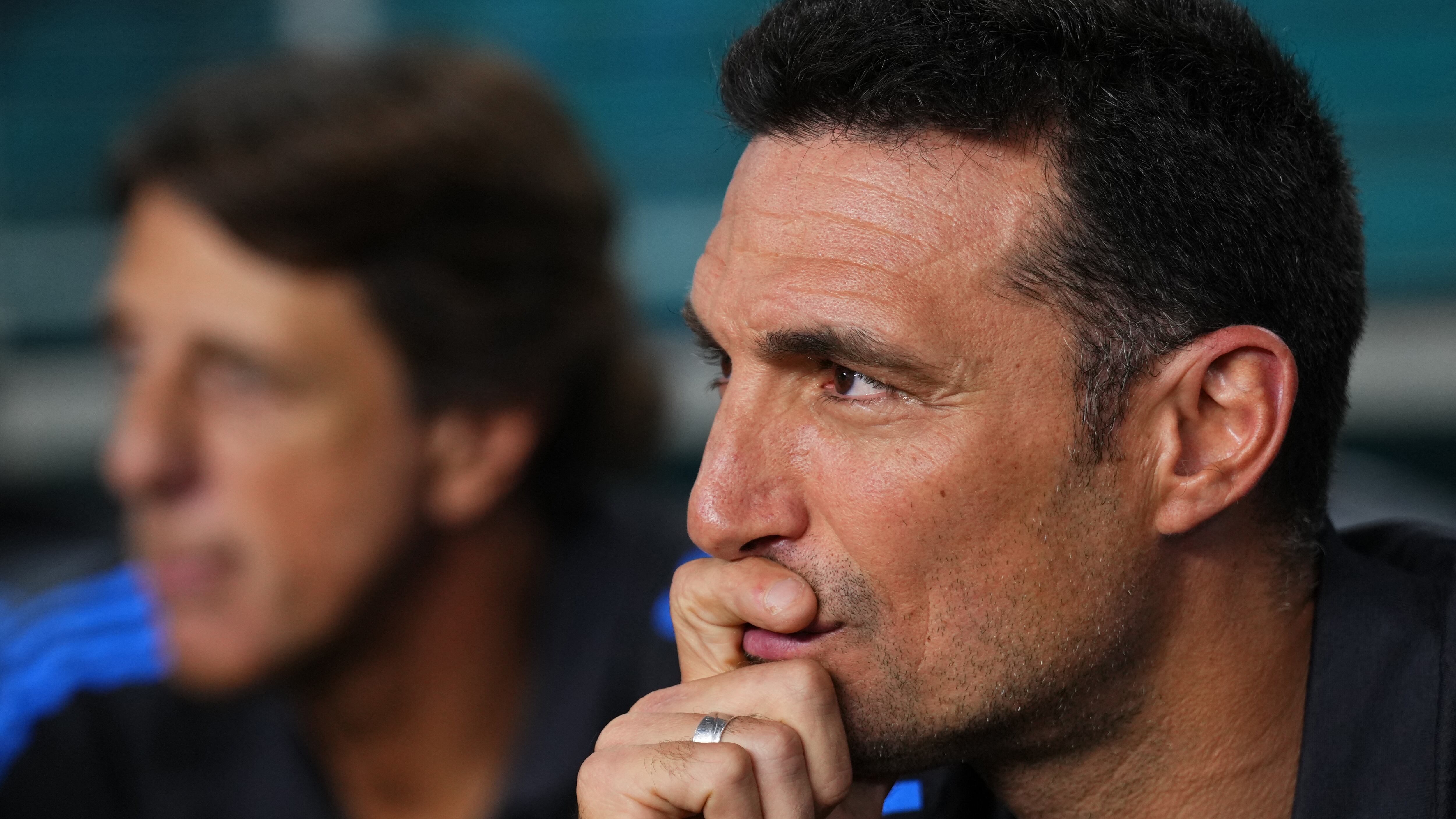 Lionel Scaloni, pensativo, prepara la gran final frente a España
