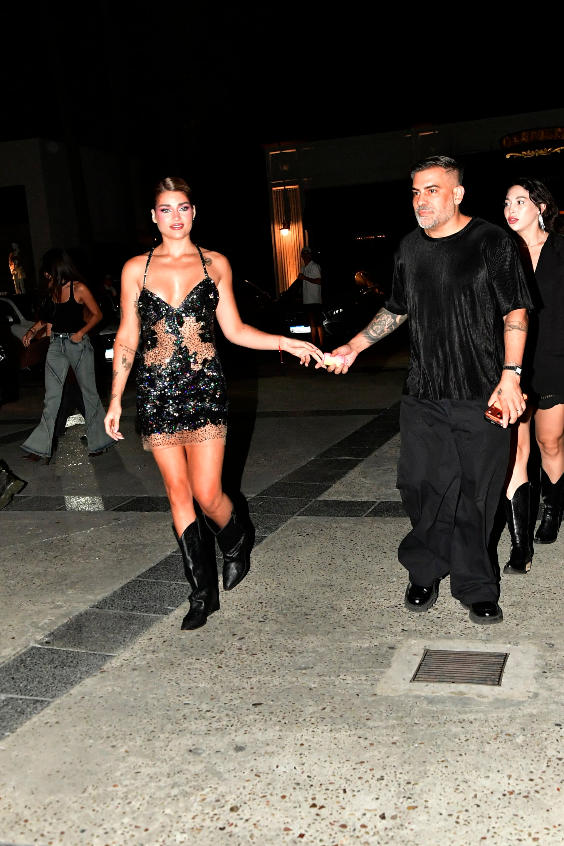 El arribo de Marta Fort a su fiesta con el estilista Christian Rey y amigas