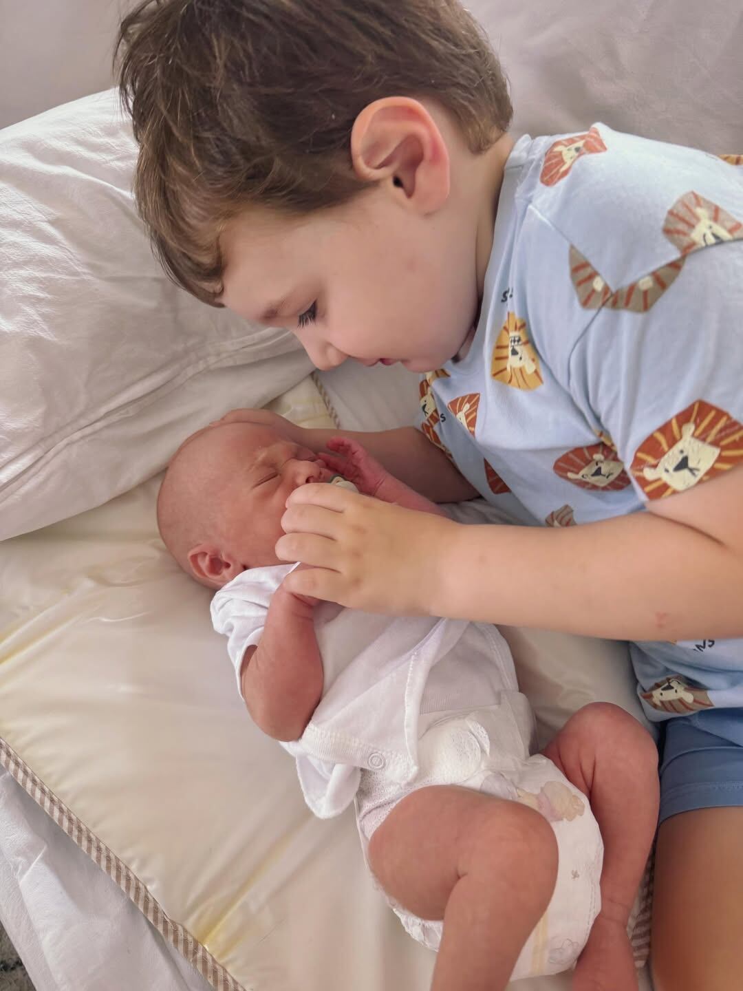 La felicidad de Fermín por la llegada de su hermano menor (Instagram)