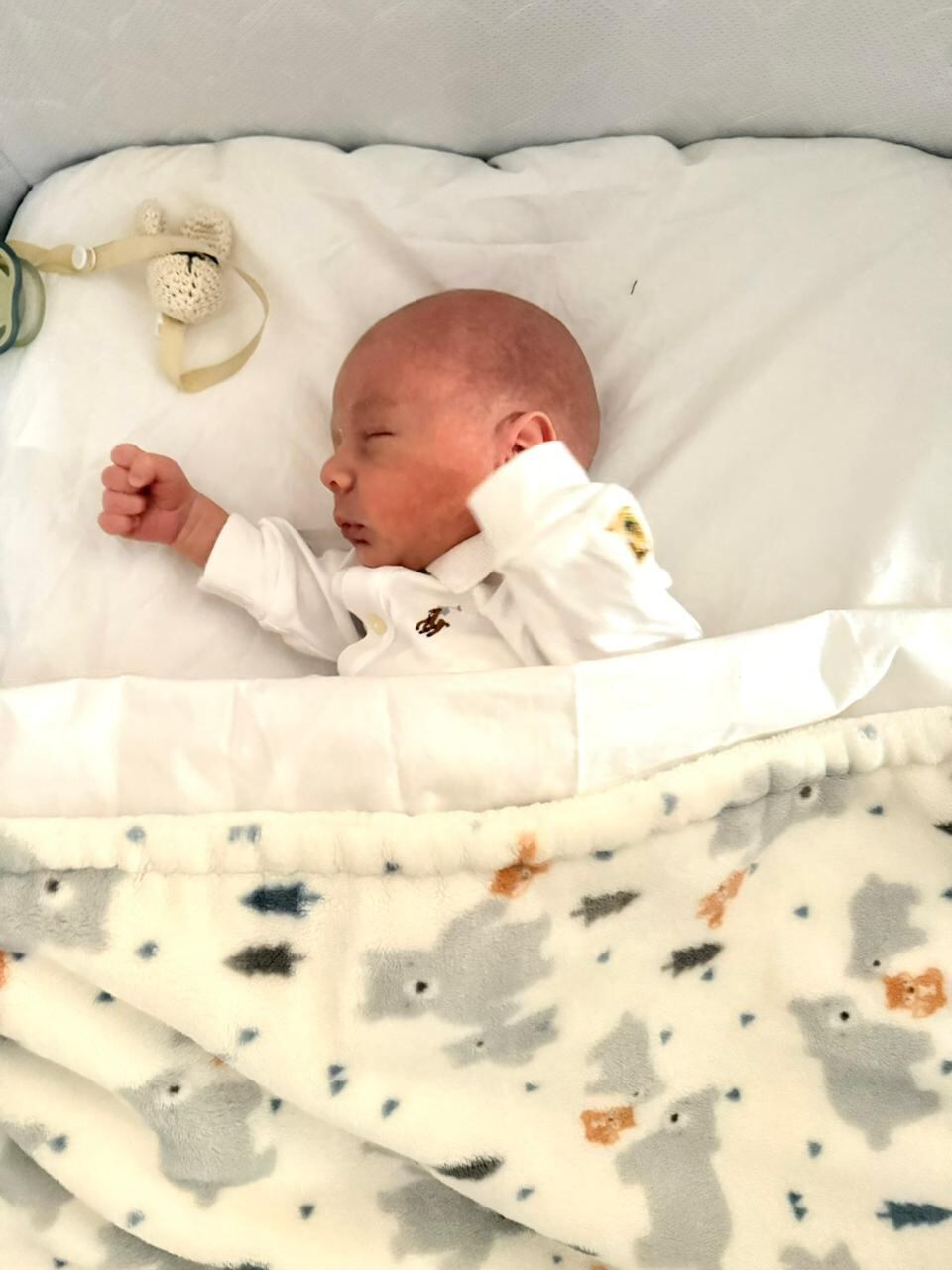 El diseñador de moda se mostró feliz por la llegada del pequeño y compartió la feliz noticia en sus redes 