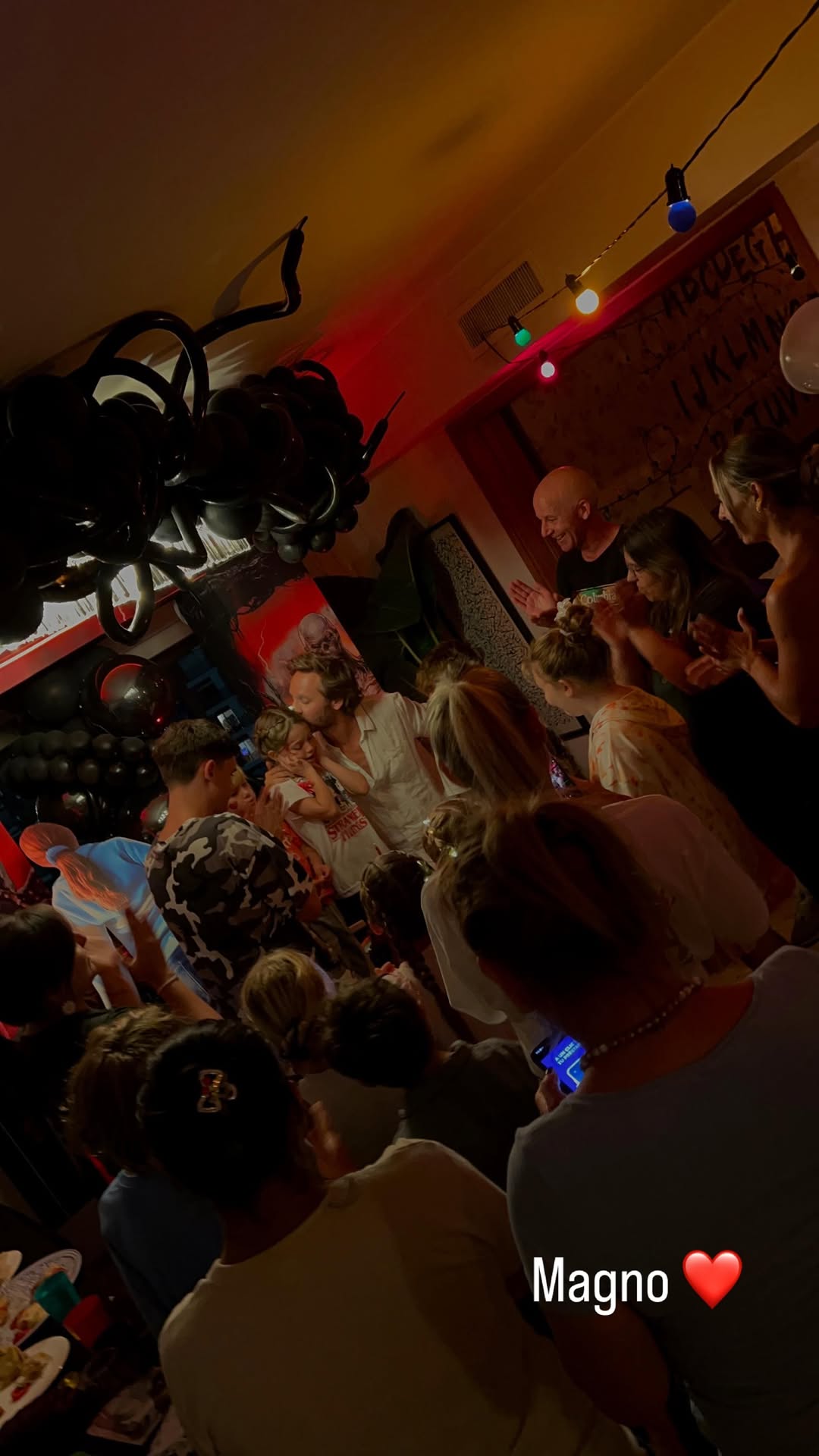 La decoración de la fiesta incluyó luces tenues, globos en negro y rojo, y carteles alusivos a Stranger Things, generando una ambientación ochentosa y misteriosa