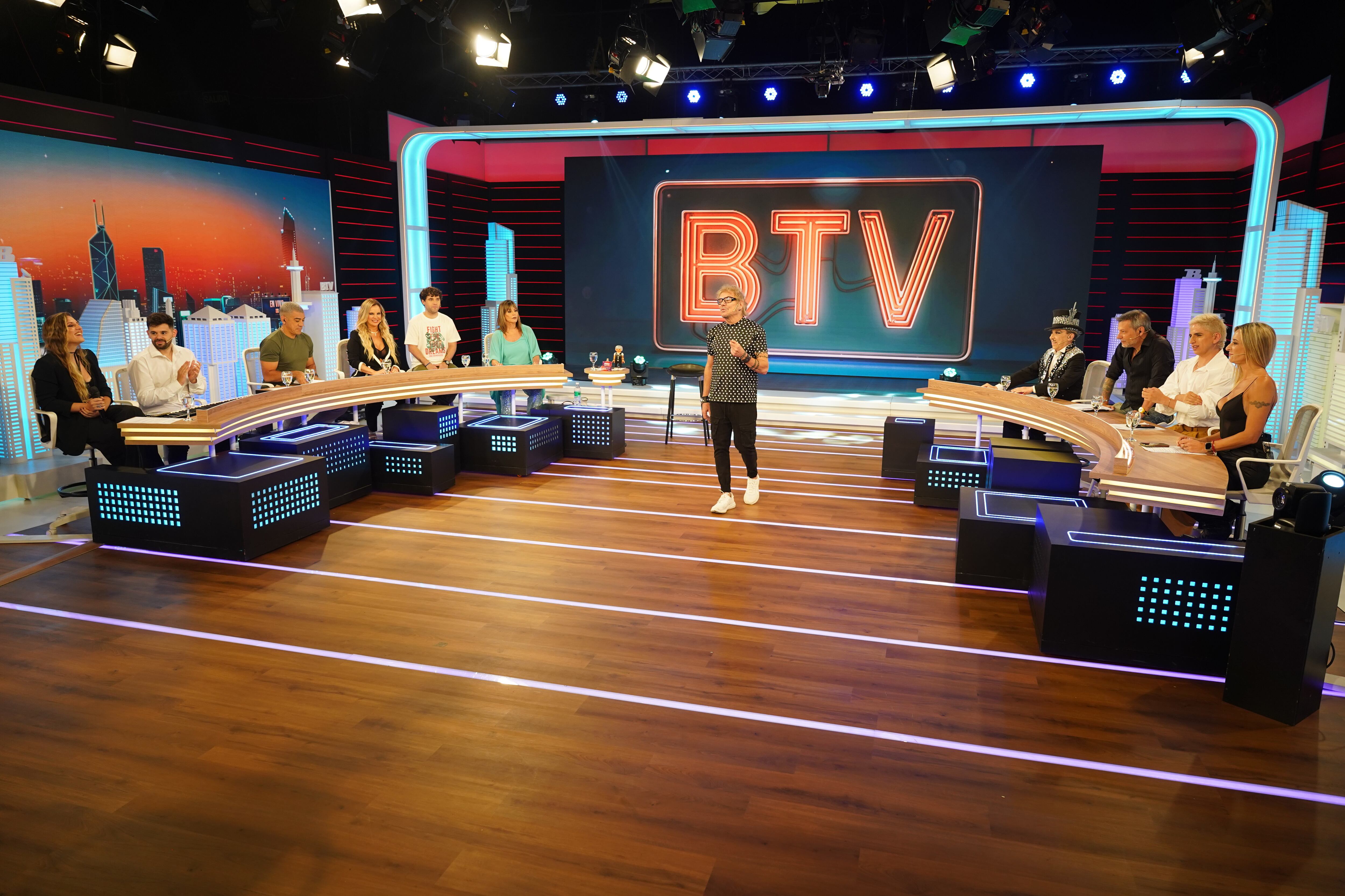 La nueva escenografía y el panel que rodea a Beto Casella en BTV ( Prensa América TV)