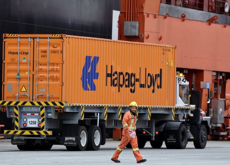 Iniciativas como Cargo Pass y Talent Up buscan reducir costos logísticos y formar 60,000 jóvenes en habilidades digitales en la región. REUTERS/Chris Helgren