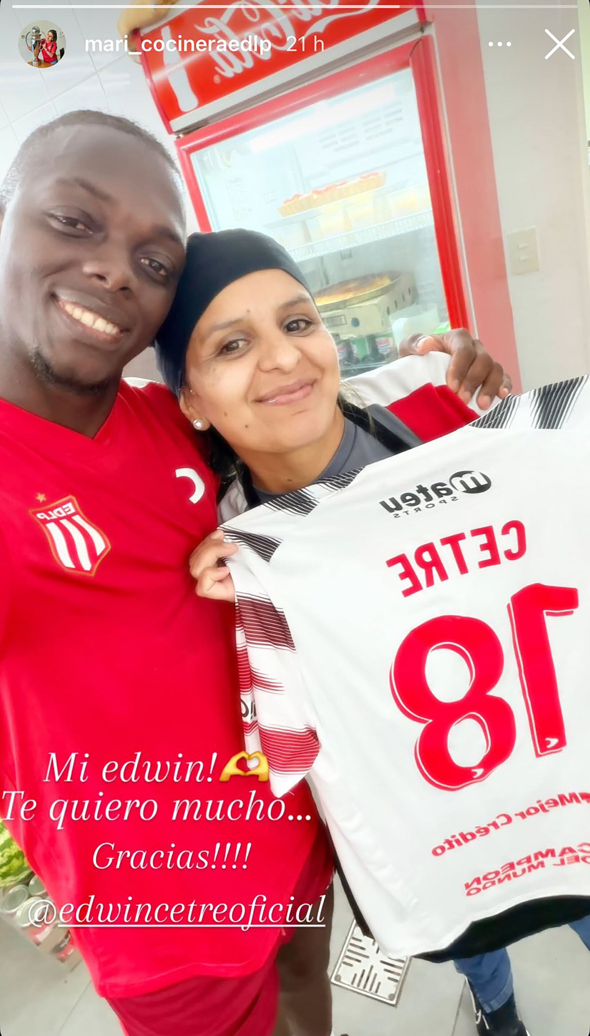 El regalo de Cetré a una trabajadora del Pincha (Instagram)