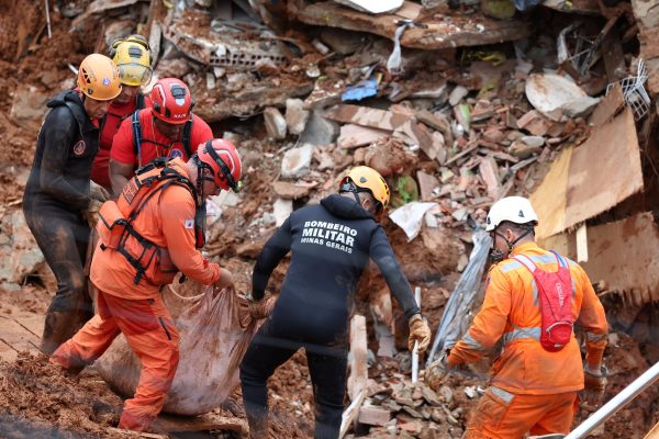 Brasil busca a 14 desaparecidos mientras persiste la amenaza de lluvia tras el temporal que dejó 54 muertos