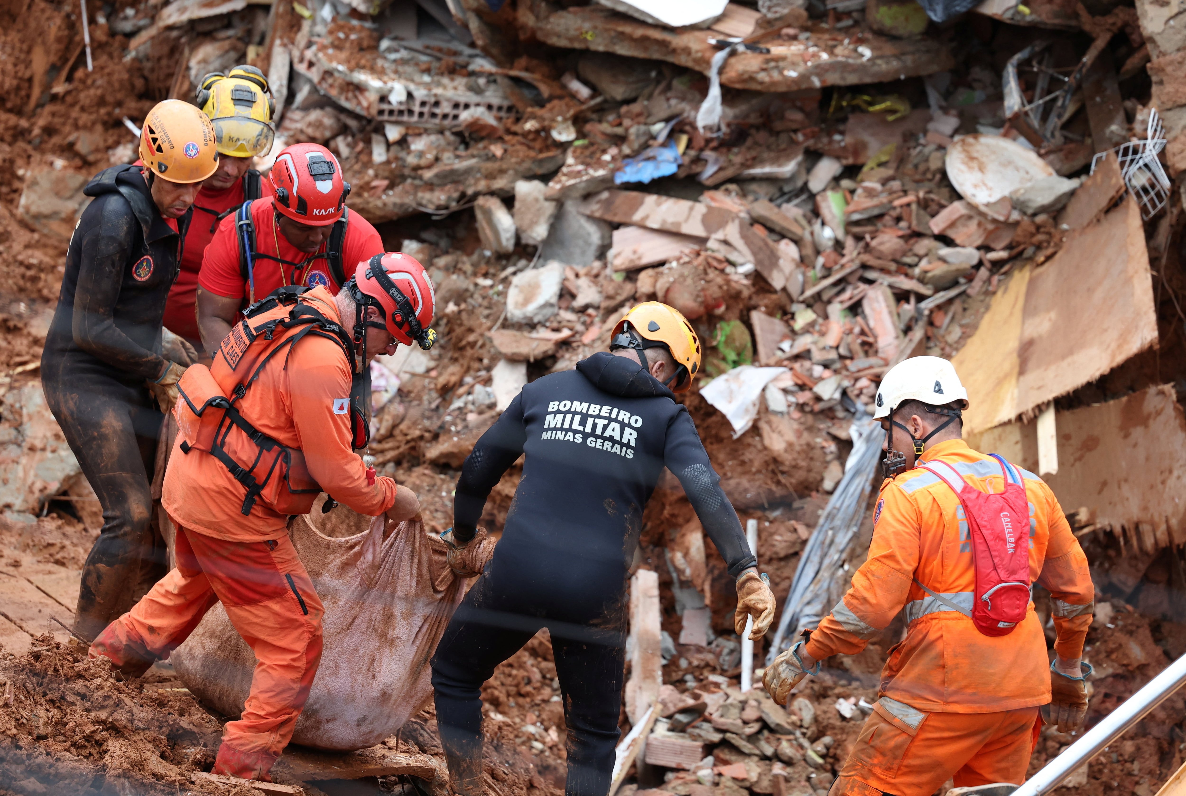 FOTO DE ARCHIVO. Trabajadores de rescate recuperan un cadáver después de que el Gobierno de Brasil reconociera el estado de calamidad debido a las fuertes lluvias que han matado a residentes y dejado desaparecidos, en Juiz de Fora, estado de Minas Gerais, Brasil. 24 de febrero de 2026
REUTERS/Pilar Olivares