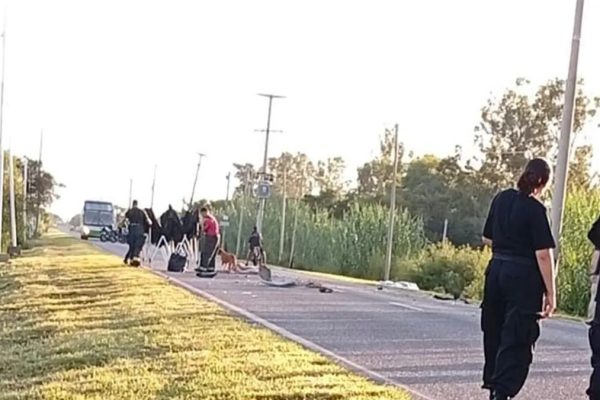 Brutal choque entre un auto y una moto en Santa Fe: hay dos muertos y un niño en grave estado