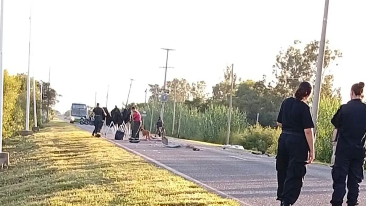 Brutal choque entre un auto y una moto en Santa Fe: hay dos muertos y un niño en grave estado