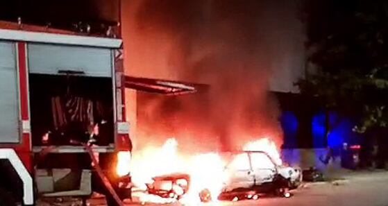 Una imagen del auto calcinado en el que hallaron un cuerpo