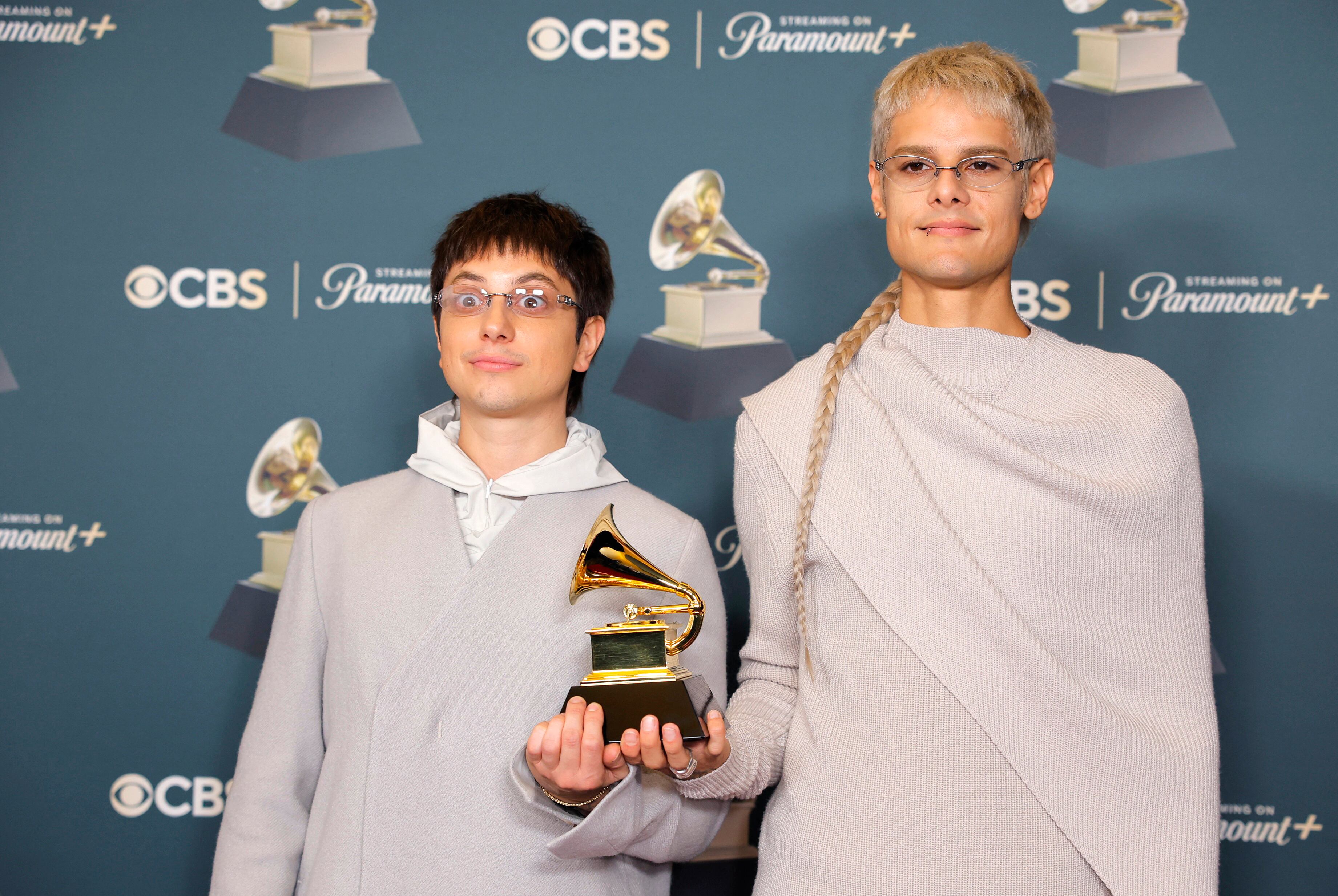 El reconocimiento a Ca7riel & Paco Amoroso fue uno de los momentos centrales de la gala de los Premios Grammy 2026 (REUTERS/Mike Blake)