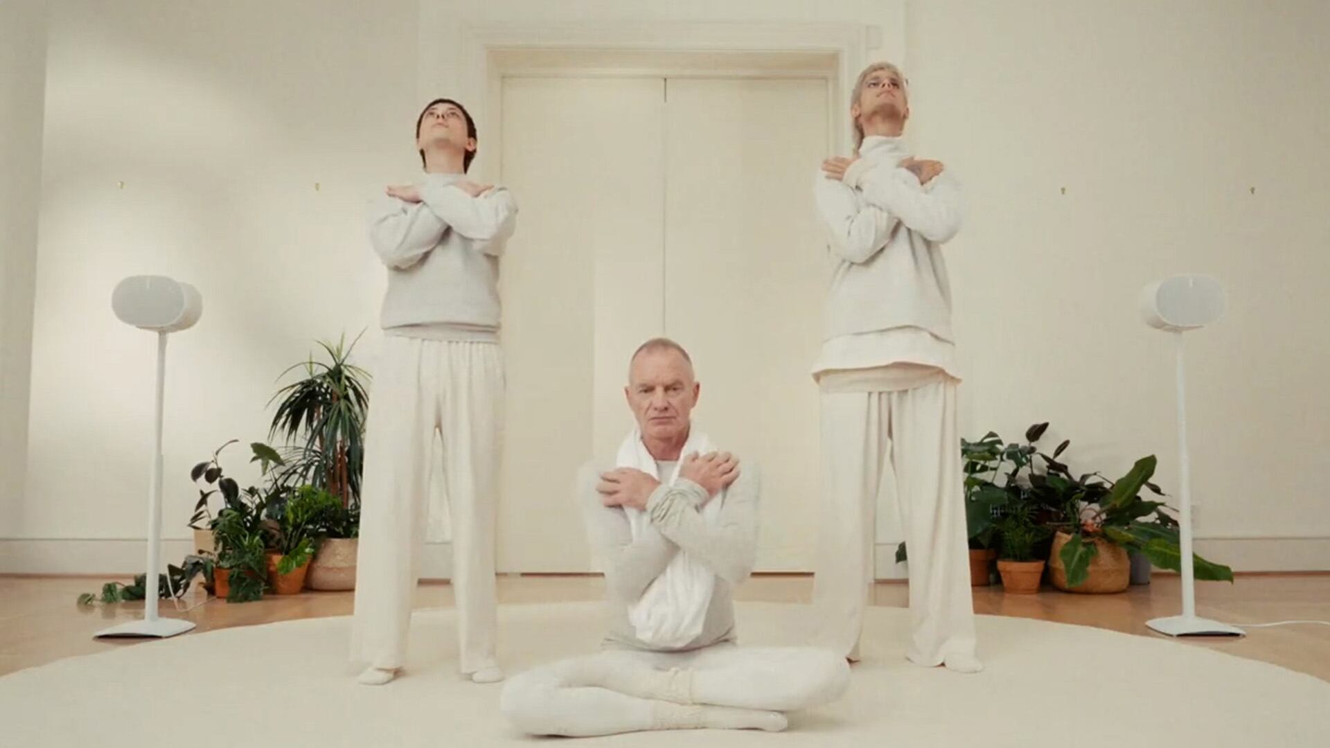 El video del nuevo lanzamiento muestra a los músicos guiados por Sting en prácticas de escucha consciente en un entorno minimalista