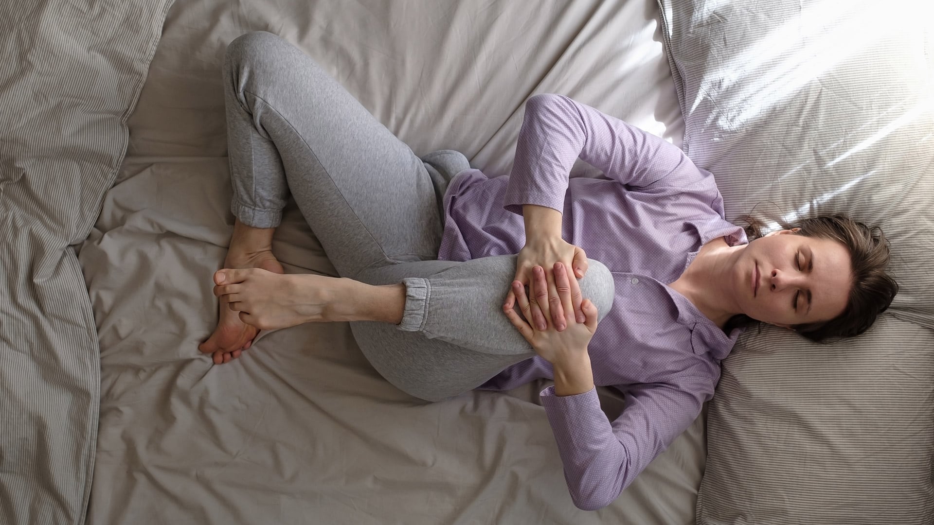 El descanso tras los calambres ayuda a la recuperación completa y fortalece la musculatura afectada (Freepik)