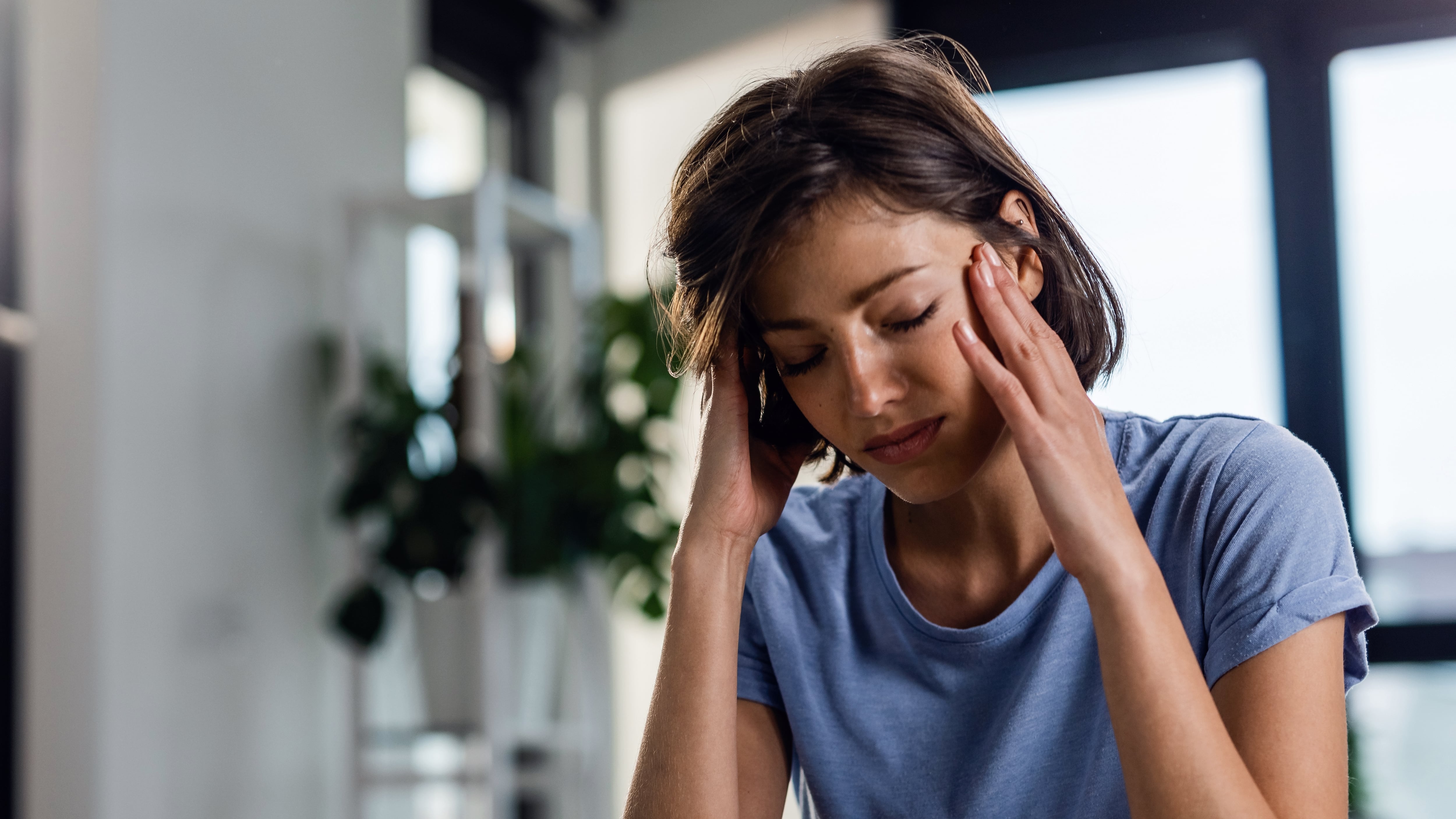 El golpe de calor puede manifestar dolor de cabeza, debilidad, confusión y dificultad para respirar, requiriendo atención médica inmediata para prevenir complicaciones graves (Freepik)