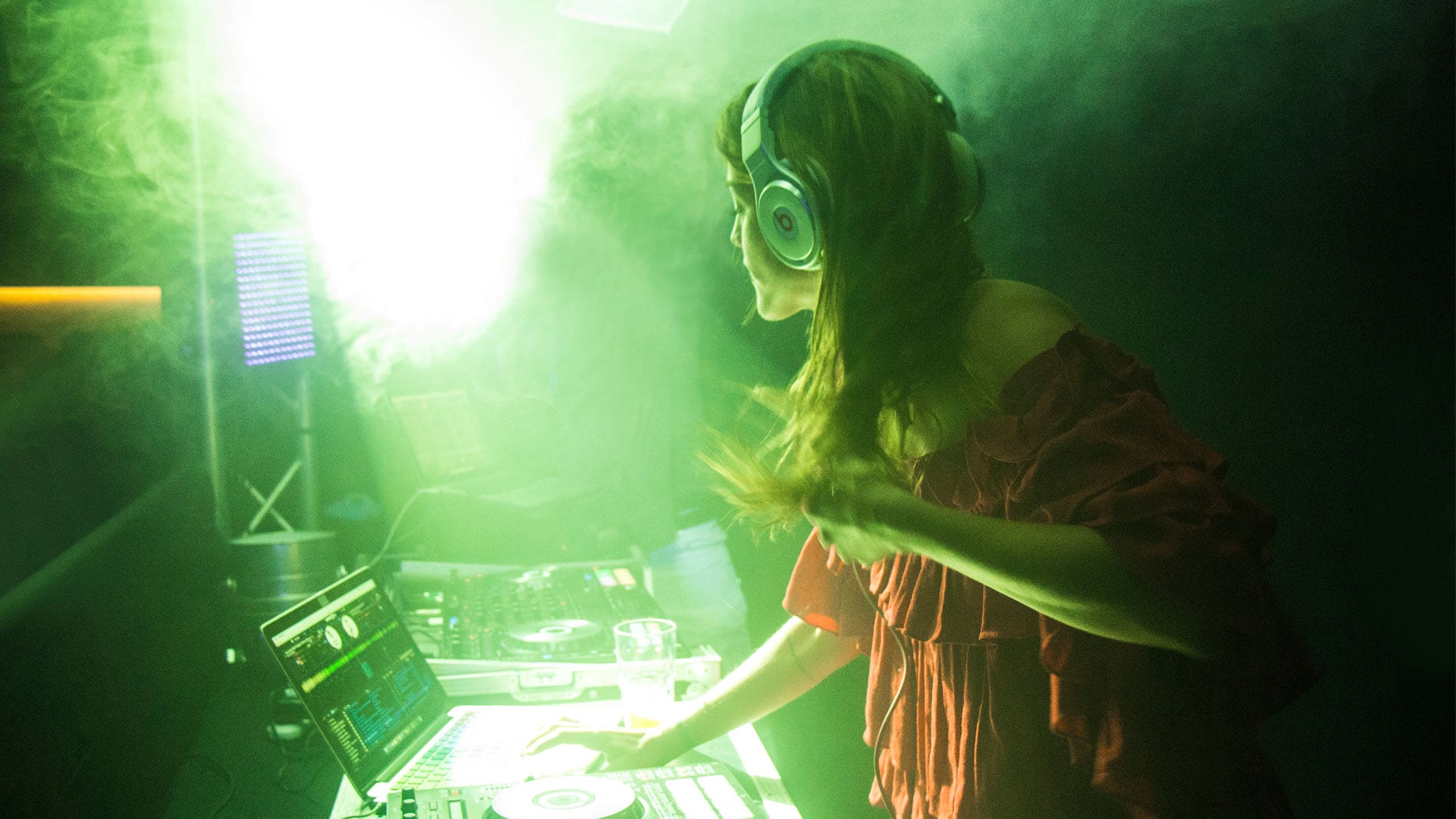 Calu Rivero en una de sus primeras presentaciones como DJ en Punta del Este, año 2018