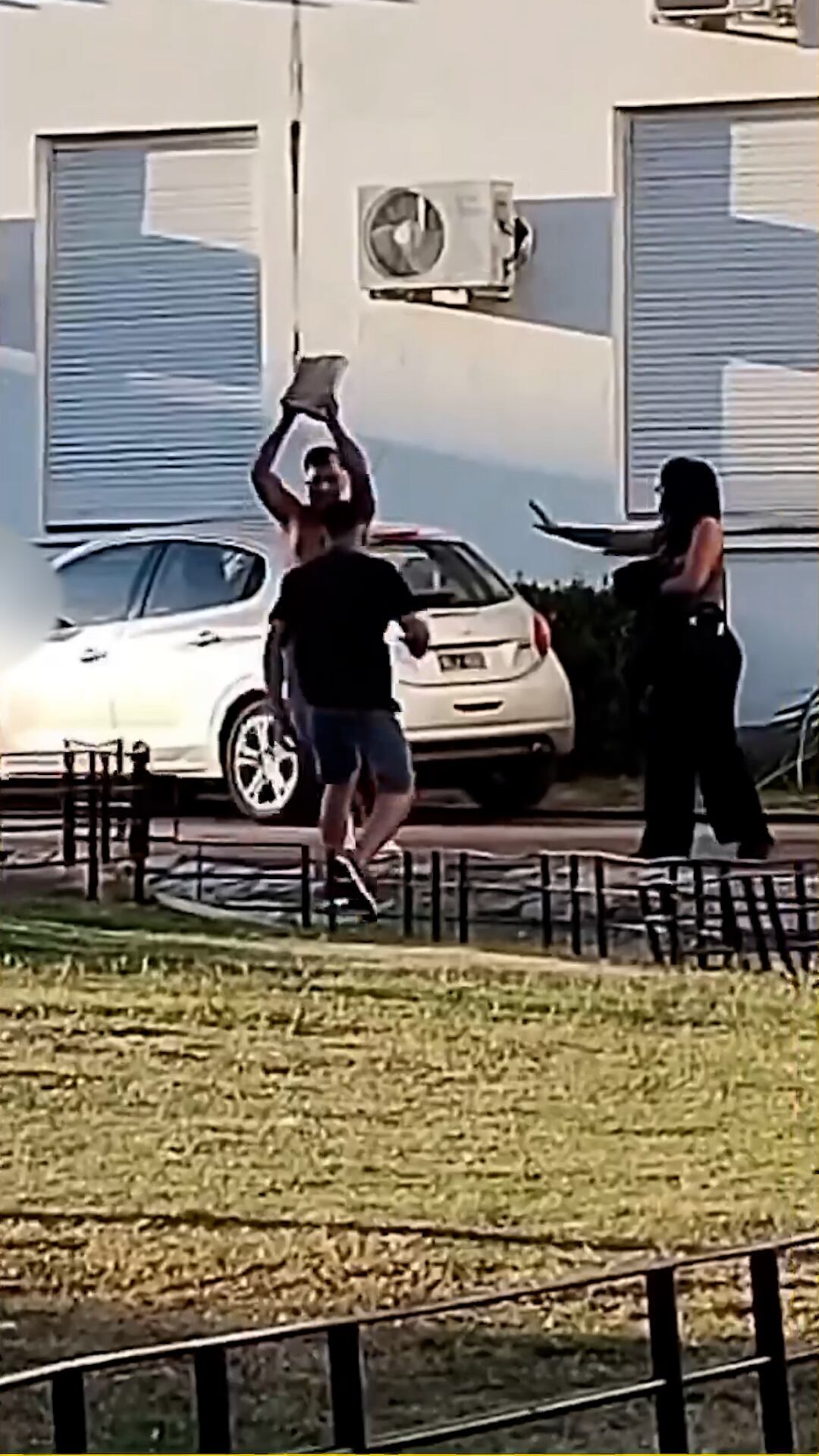 El vendedor tomó una baldosa para intentar impactar contra el joven boxeador