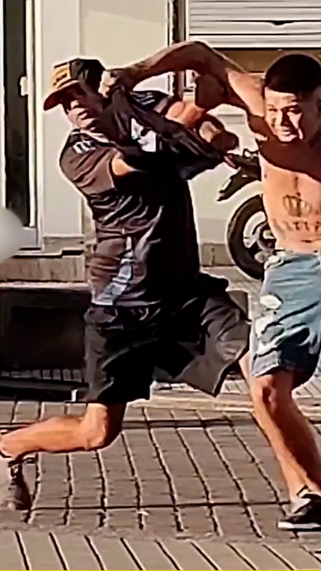 El presunto boxeador (derecha) impacta su puño contra el vendedor