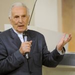 “Caminar a diario, comer con mesura y mantener la mente activa; no hay otra receta”, dice un oncólogo de 97 años