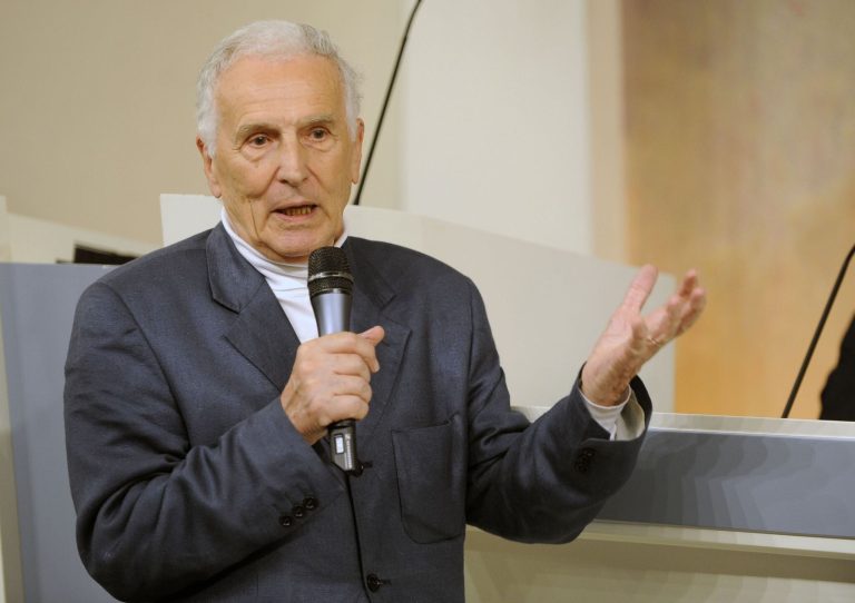 “Caminar a diario, comer con mesura y mantener la mente activa; no hay otra receta”, dice un oncólogo de 97 años