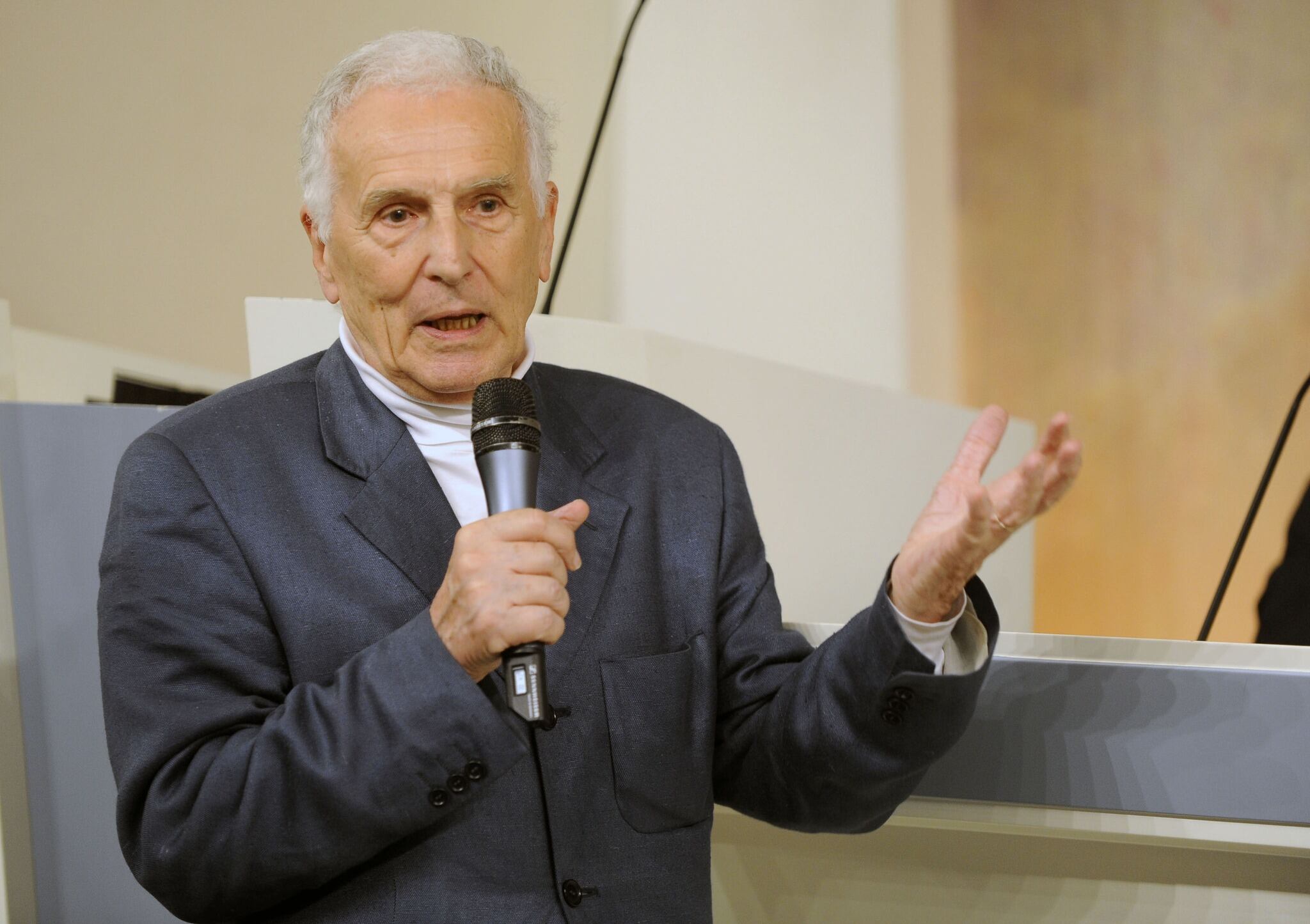 “Caminar a diario, comer con mesura y mantener la mente activa; no hay otra receta”, dice un oncólogo de 97 años