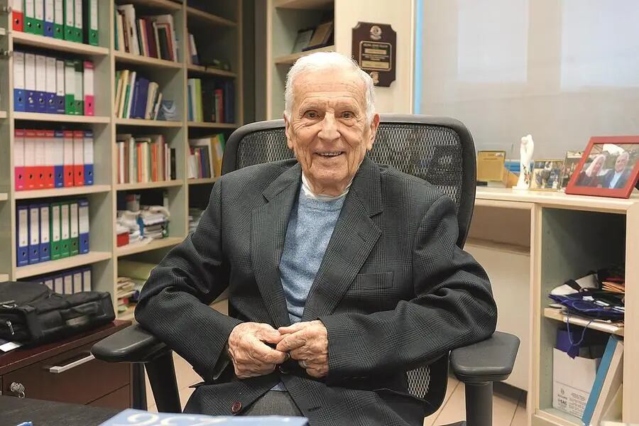 El oncólogo italiano Silvio Garattini, 97 años. Prevención y moderación son la clave de una longevidad activa y saludable