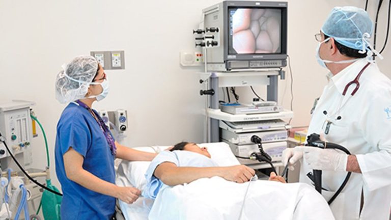 Cáncer de colon: un gran estudio confirmó que la colonoscopía y el test FIT reducen los casos graves