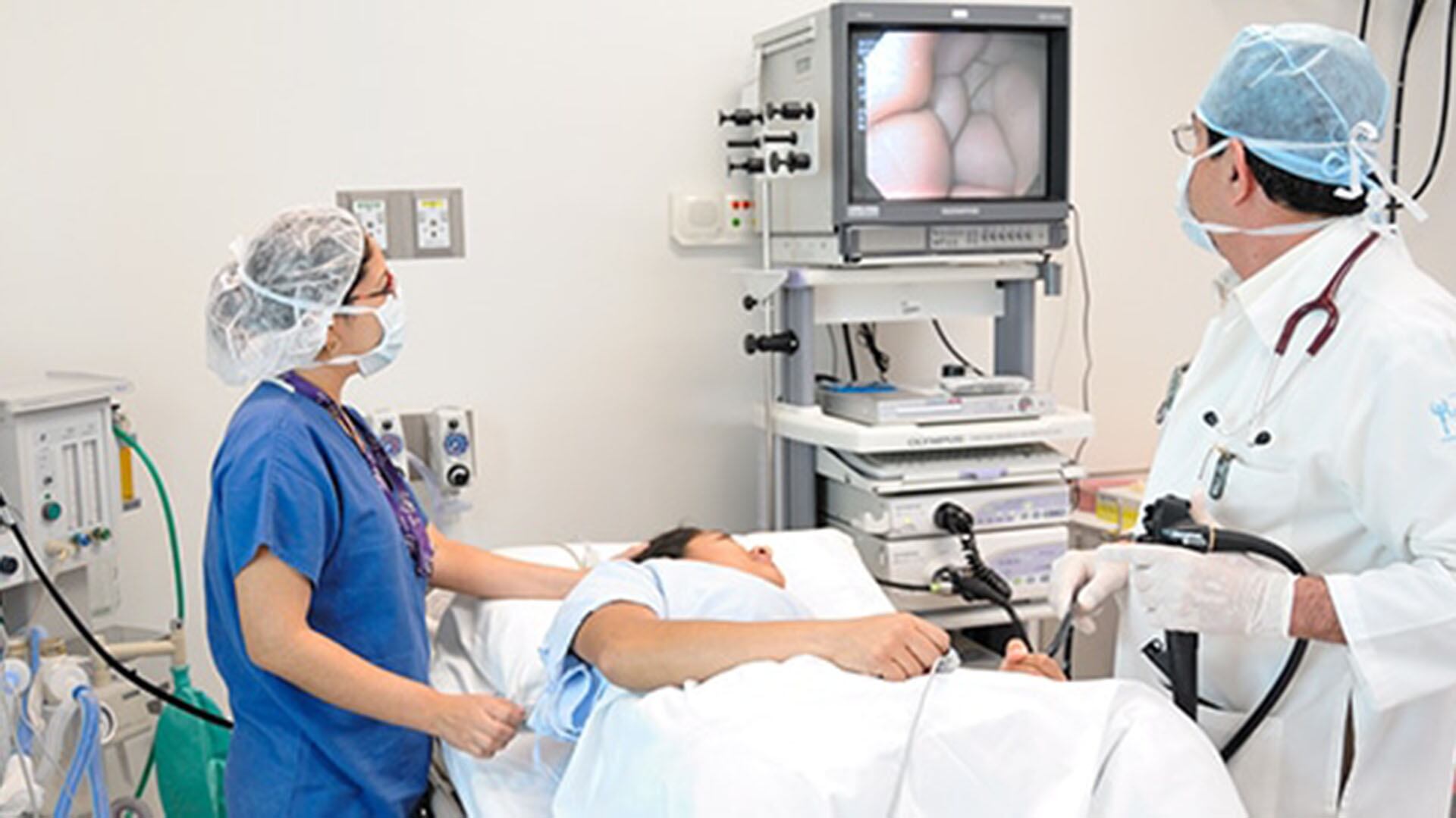 Cáncer de colon: un gran estudio confirmó que la colonoscopía y el test FIT reducen los casos graves