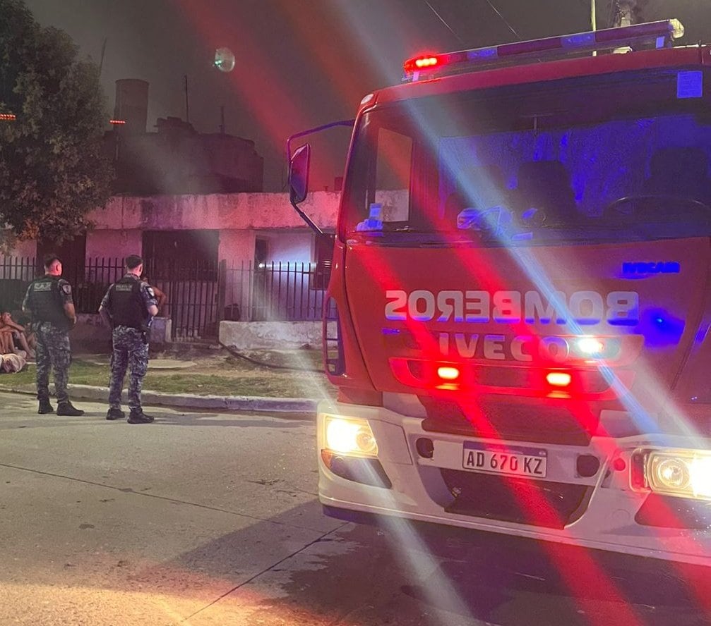 Los bomberos evitaron que el fuego consumiera toda la propiedad