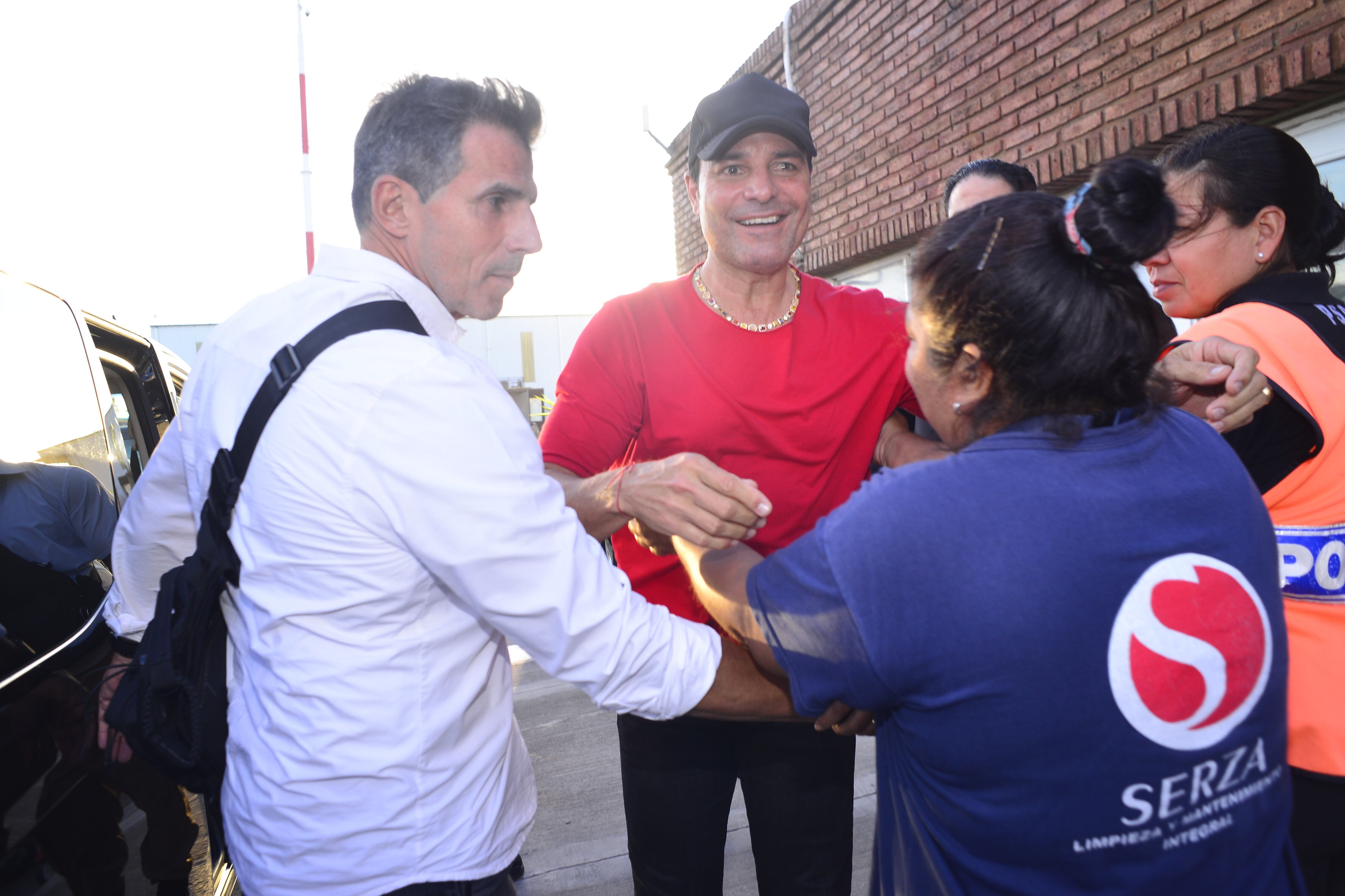 El cantante Chayanne sonríe mientras saluda a sus seguidores durante su llegada a Argentina, interactuando con ellos en un ambiente cordial y cercano. (RSFotos)