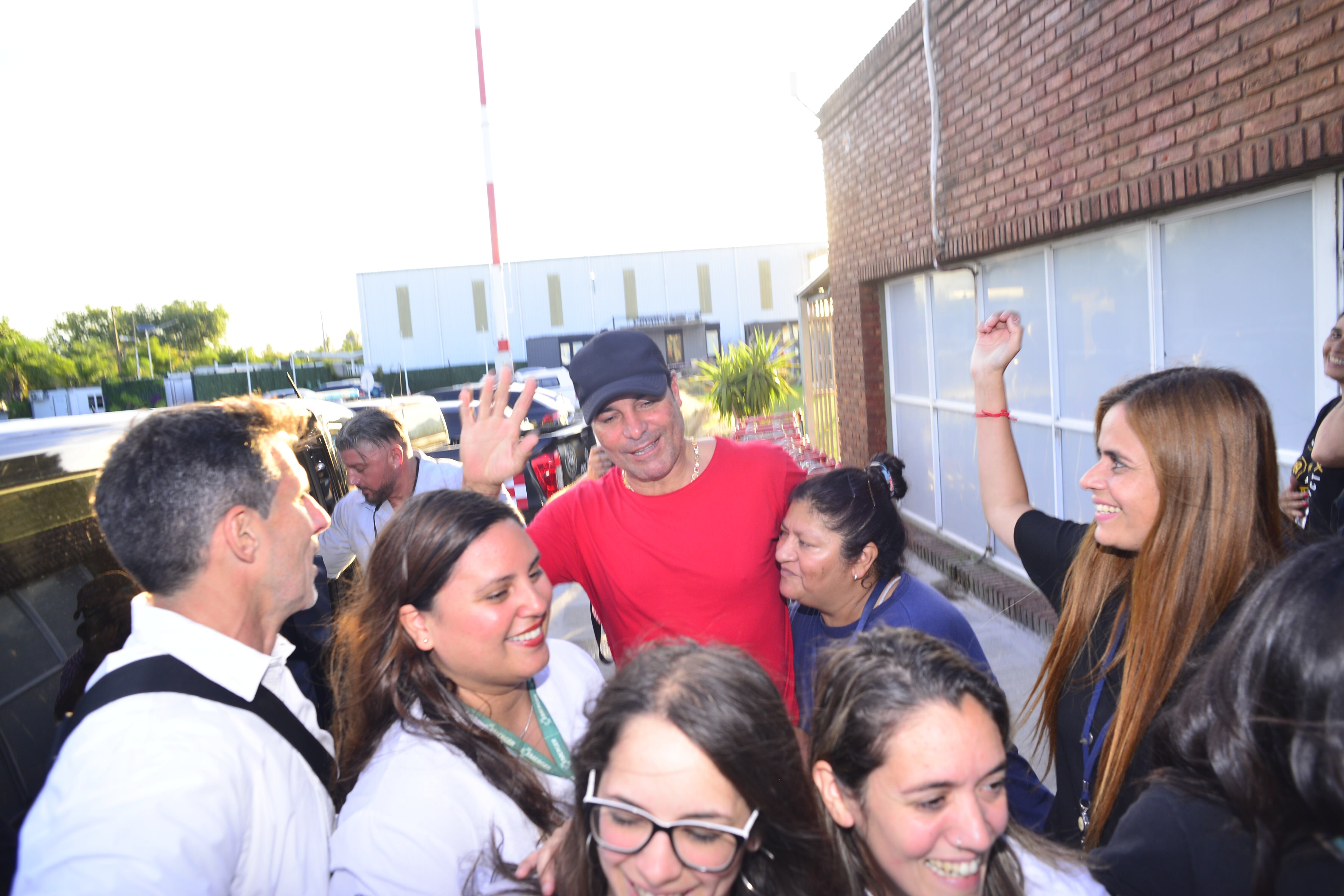 El popular cantante Chayanne saluda con una sonrisa a sus entusiastas fans durante su llegada a Argentina, quienes se congregaron para darle una cálida bienvenida. (RSFotos)