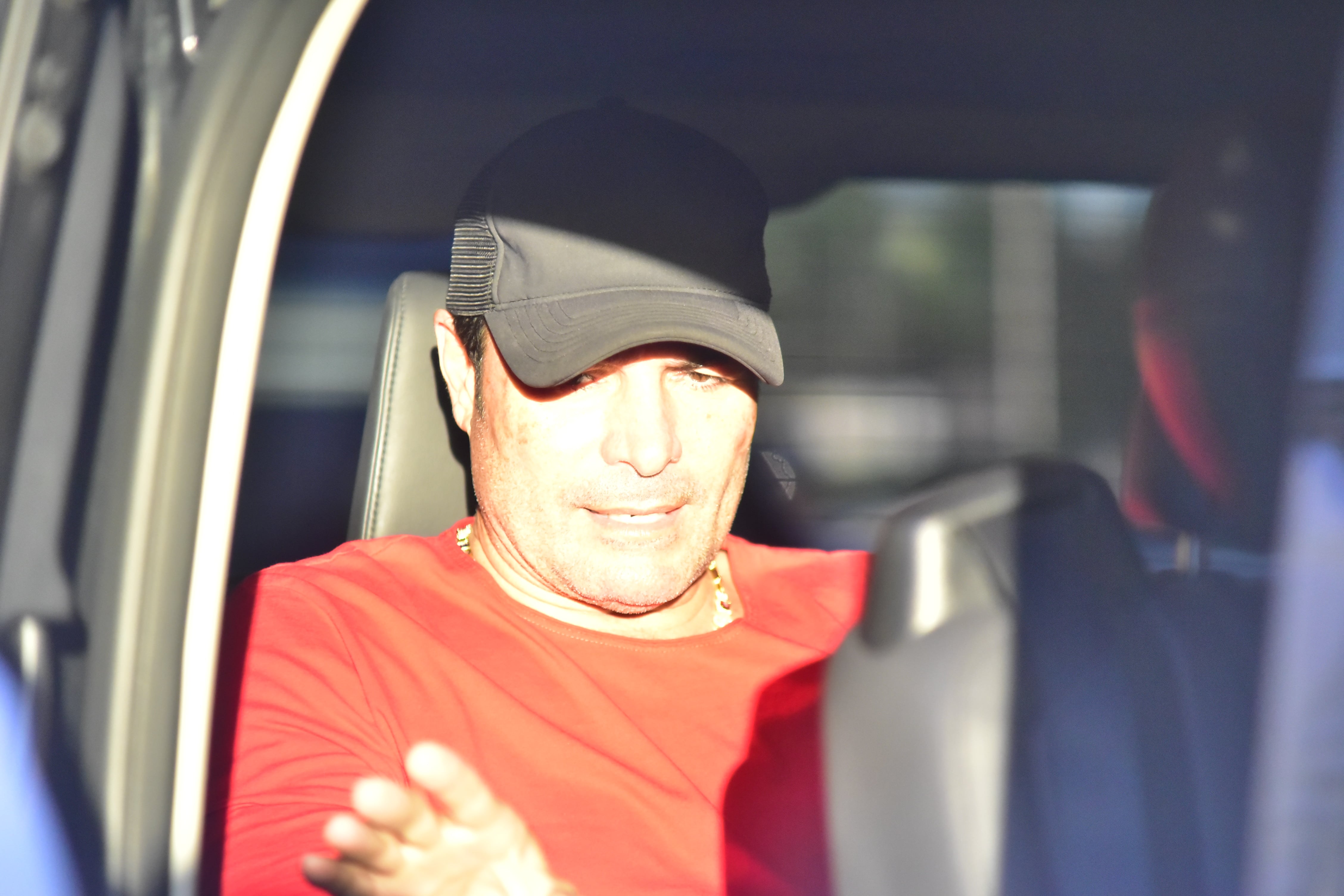 El cantante Chayanne saluda a sus fans y la prensa desde el interior de su vehículo tras su llegada a Argentina. (RSFotos)