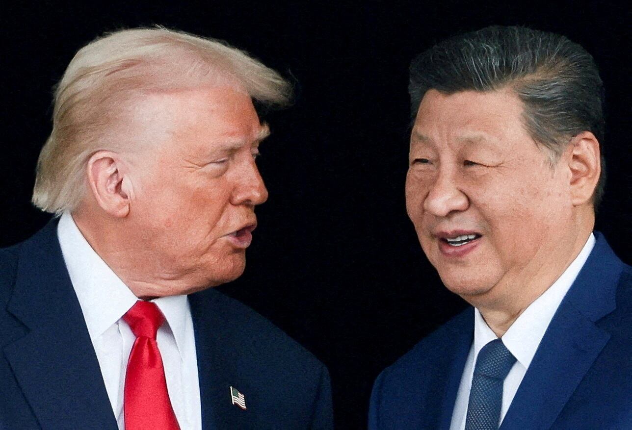 Donald Trump y Xi Jinping dialogan tras un encuentro bilateral durante la cumbre de APEC en Busan, Corea del Sur (REUTERS/Evelyn Hockstein/Archivo)