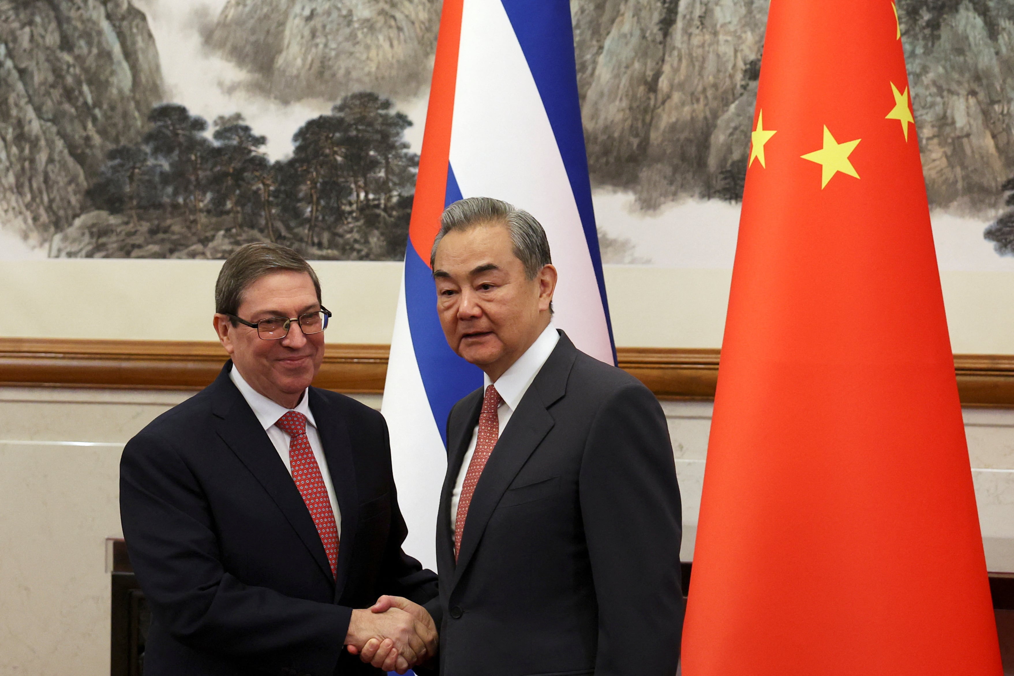 El ministro de Relaciones Exteriores de China, Wang Yi, y el ministro de Relaciones Exteriores de Cuba, Bruno Rodríguez Parrilla, se estrechan la mano antes de su reunión en la Casa de Huéspedes Estatal Diaoyutai en Beijing, China, el 12 de mayo de 2025. REUTERS/Florence Lo/Pool
