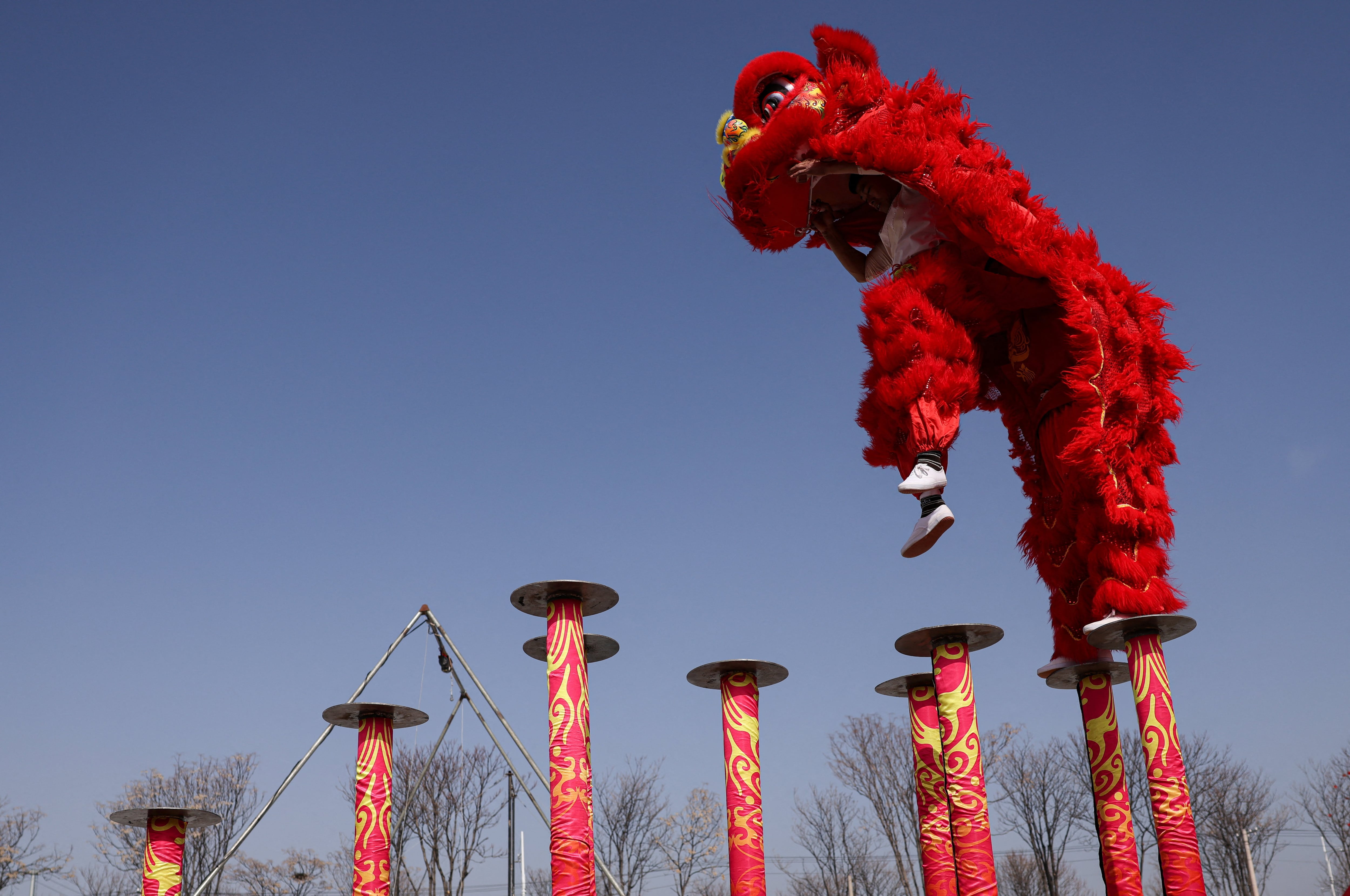 Artistas populares realizan la danza del león en un mercado al aire libre antes del Año Nuevo Lunar, en Beijing, China, el 10 de febrero de 2026. REUTERS/Tingshu Wang