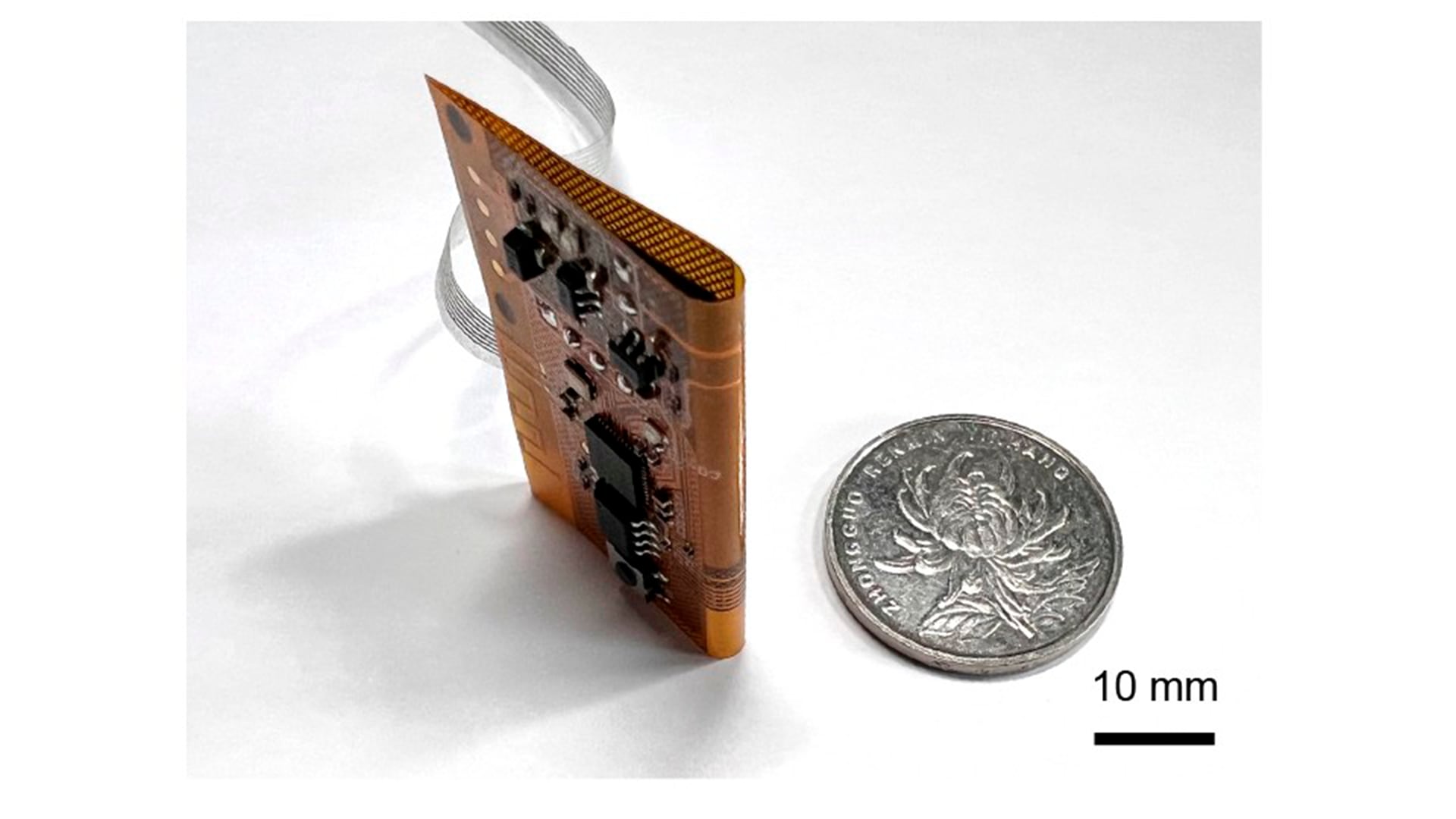 El sistema permite diagnosticar el estrabismo de manera rápida y precisa mediante un parche ultrafino sobre el párpado (Revista Science Advances)