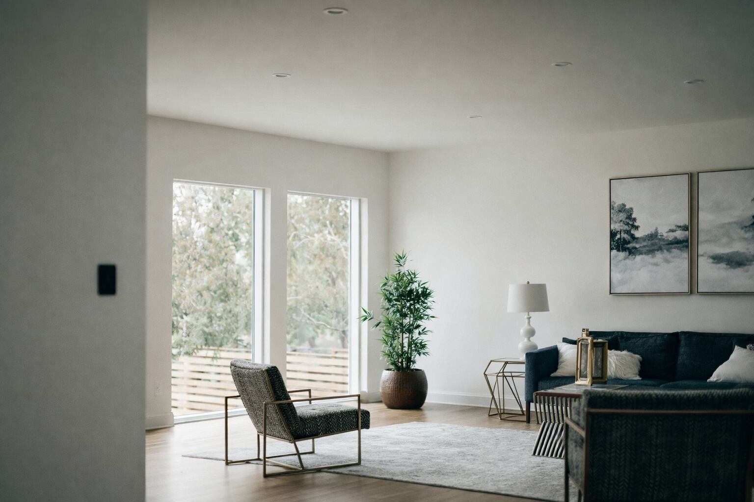 Un salón con mobiliario contemporáneo, amplias ventanas y decoración neutra crea un ambiente acogedor. (Imagen Ilustrativa Infobae)