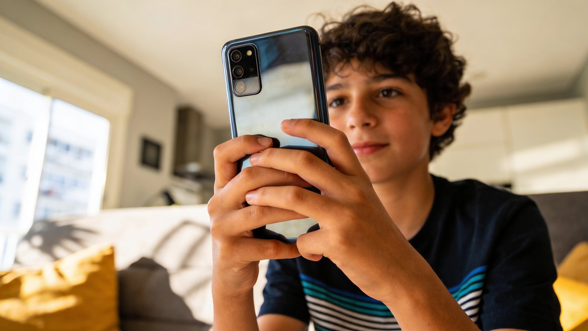 La interacción constante con chatbots refuerza patrones de apego emocional y satisface la búsqueda de validación, según la investigación en salud mental digital (Imagen Ilustrativa Infobae)