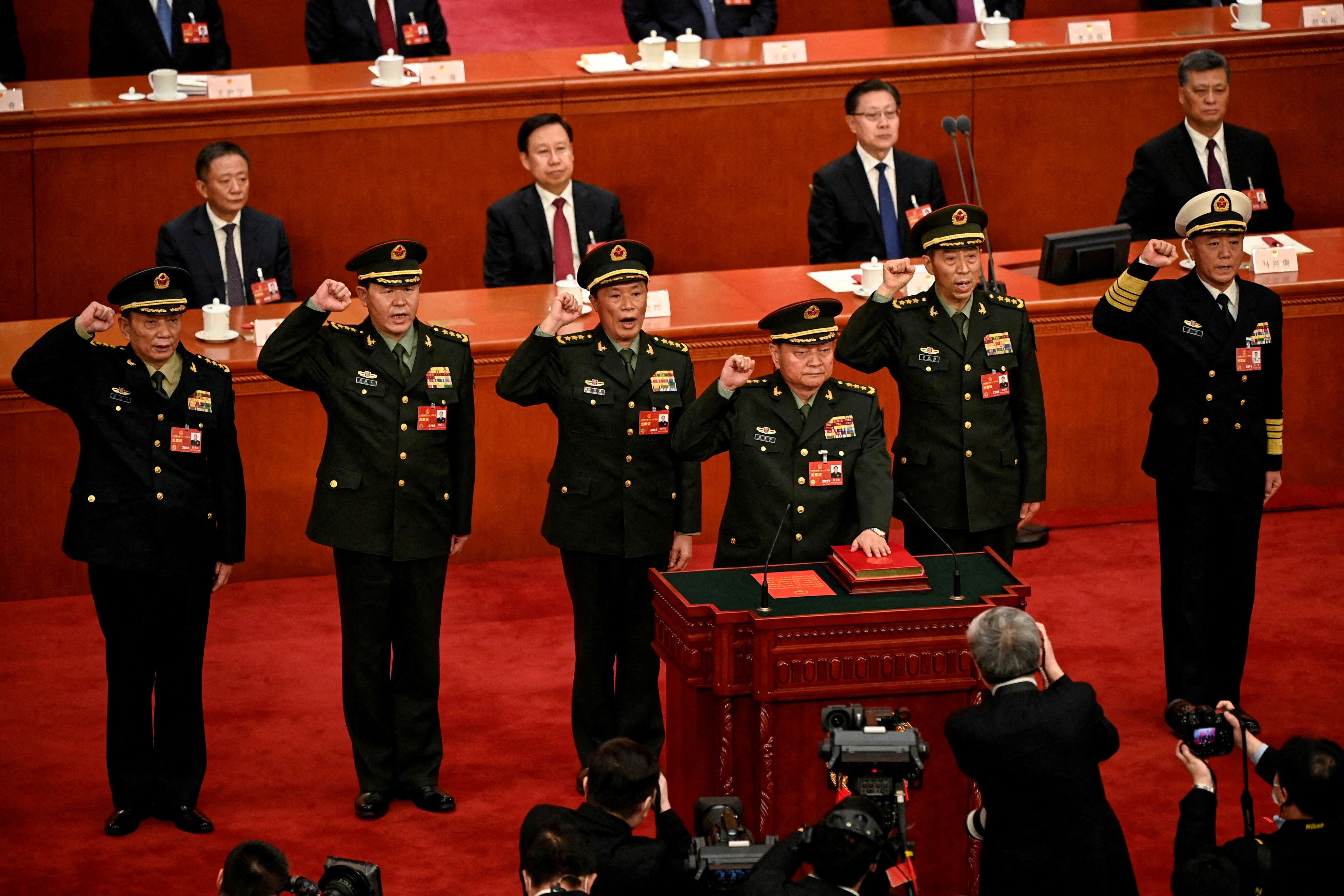 Zhang Youxia (al frente), recién elegido vicepresidente de la Comisión Militar Central de la República Popular China, presta juramento con los miembros de la Comisión Militar Central (de izq. a der.) Zhang Shengmin, Liu Zhenli, He Weidong, Li Shangfu y Miao Hua, después de que fueran elegidos durante la cuarta sesión plenaria de la Asamblea Popular Nacional (APN) en el Gran Salón del Pueblo en Pekín, China, el 11 de marzo de 2023. GREG BAKER/Pool vía REUTERS