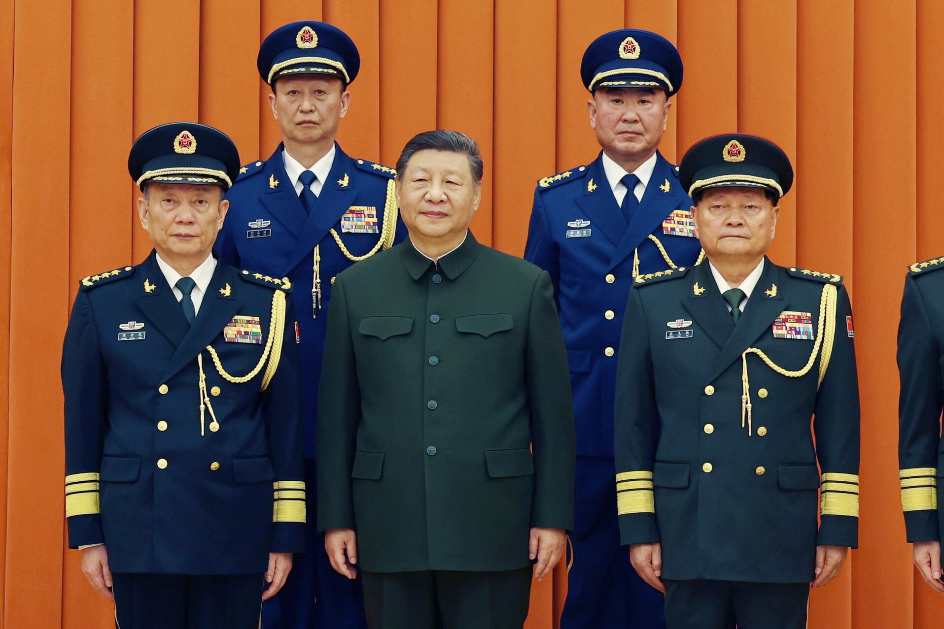 El presidente chino Xi Jinping, al centro, posa con oficiales militares tras ascender a generales, en Beijing. (Li Gang/Xinhua vía AP)