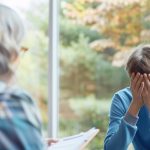 Cómo los recuerdos de traumas infantiles cambian según la relación actual con los padres