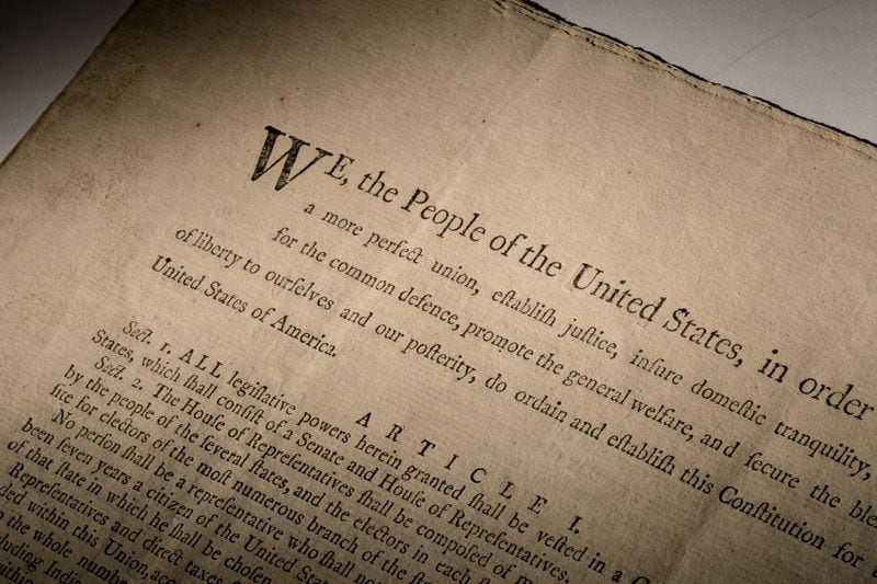 Una copia impresa de la primera edición oficial de la Constitución oficial de Estados Unidos adoptada por los delegados de la Convención Constitucional en Filadelfia en 1787 (Cortesía de Sotheby’s/Handout via REUTERS)