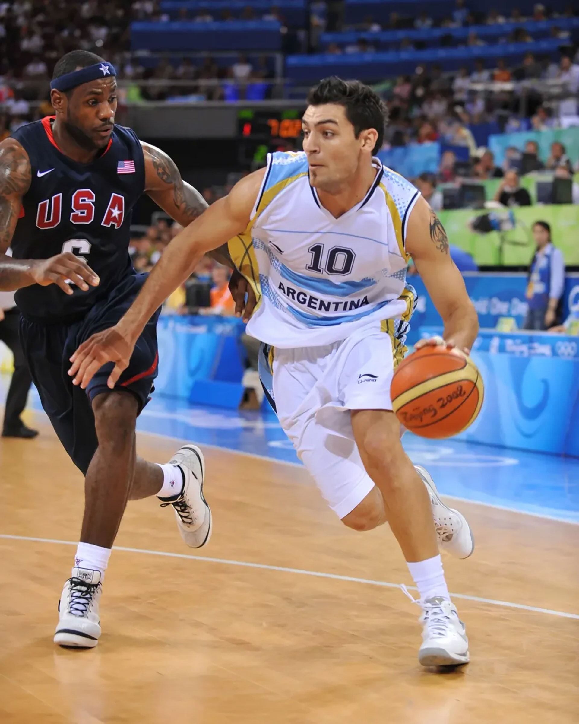 Carlitos con la N° 10 durante el duelo ante el Dream Team en Beijing 2008. En la foto junto a LeBron James (Carlos Delfino) 
