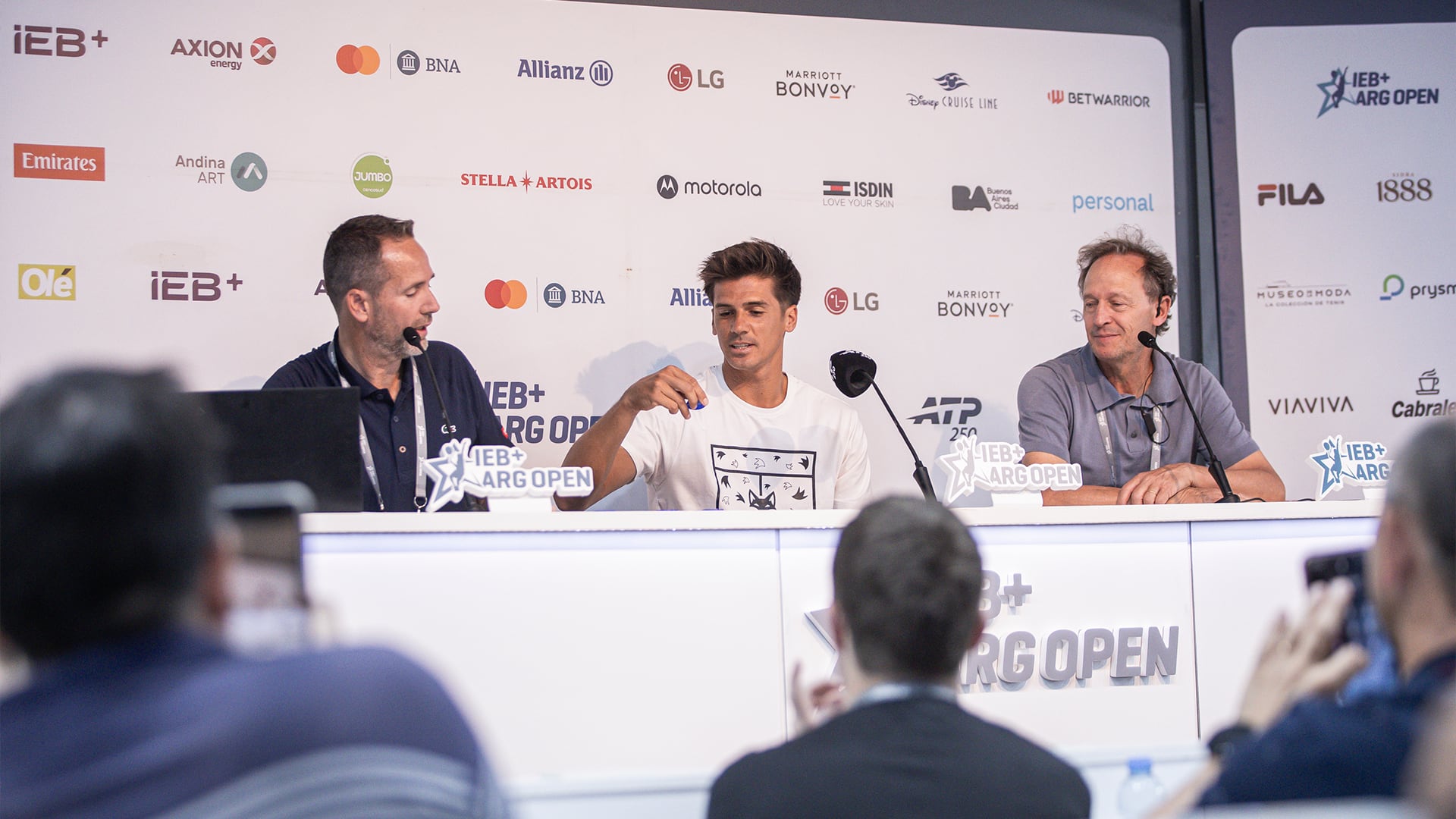 Federico Coria, encargado de sacar las fichas durante el sorteo del cuadro principal del Argentina Open (Crédito: Argentina Open)