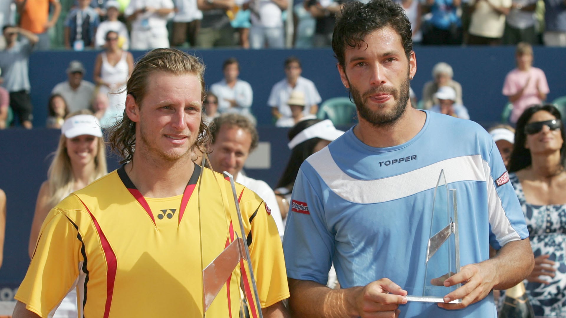 David Nalbandian, campeón, y José Acasuso, finalista, posan con los trofeos tras la definición del torneo en 2008 (Crédito: NA: SERGIO LLAMERA)
