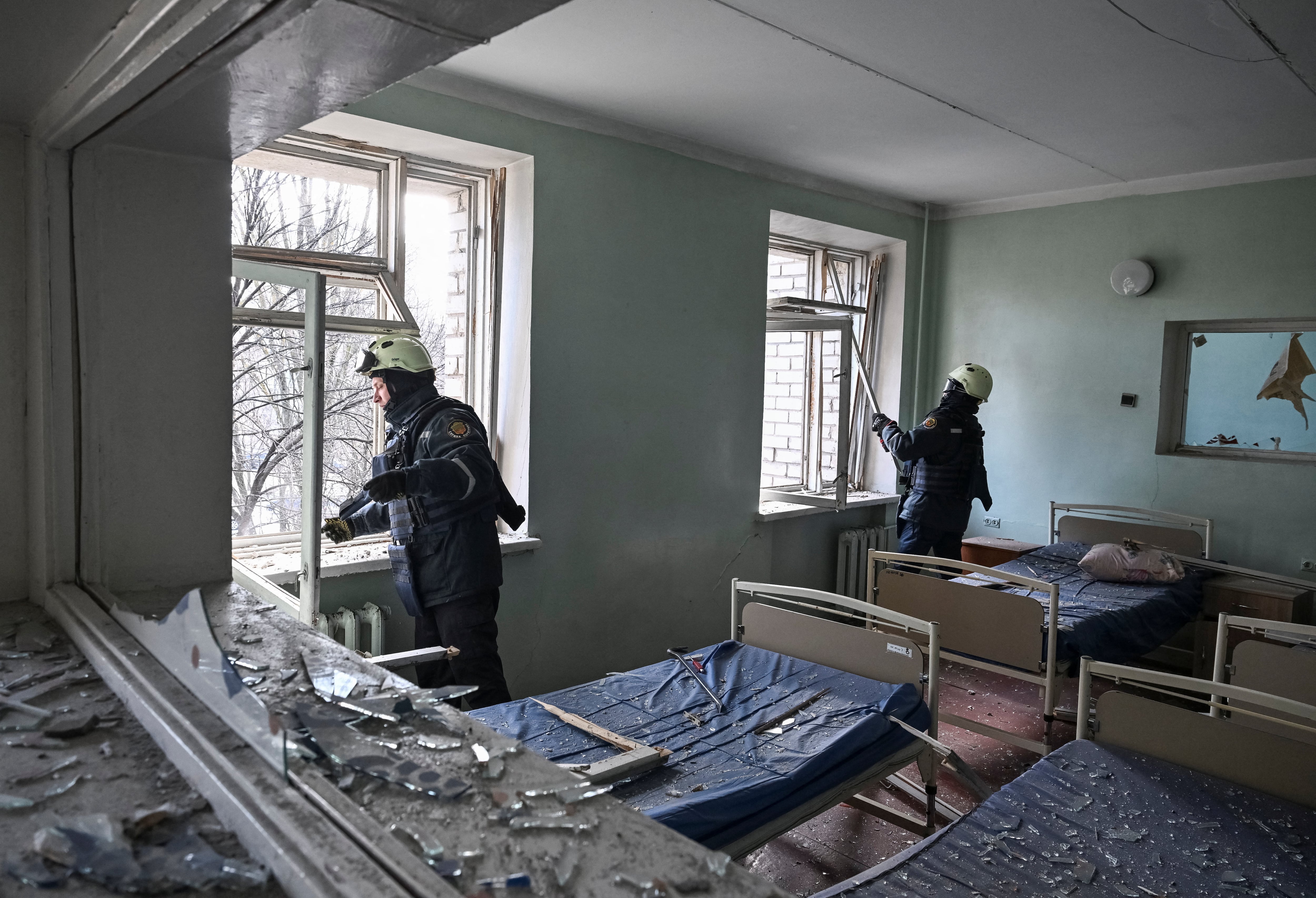 Los rescatistas trabajan en el hospital de maternidad alcanzado por un ataque con dron ruso, en medio del ataque de Rusia contra Ucrania (REUTERS/Stringer)