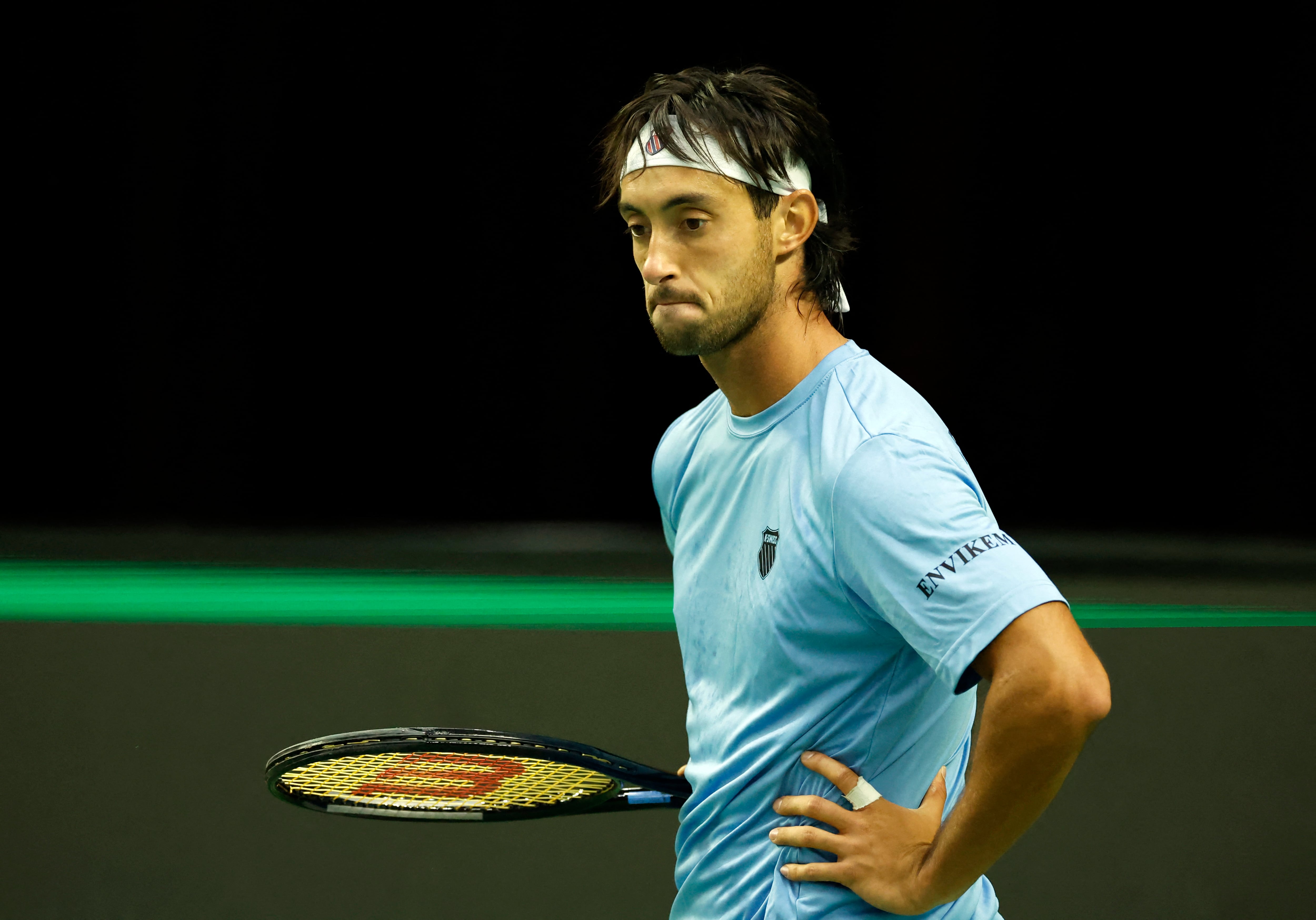 Thiago Tirante no pudo ante Soon-Woo Kwon y cayó en tres sets, en un partido clave que dejó igualada la serie (Crédito: REUTERS/Kim Soo-Hyeon)