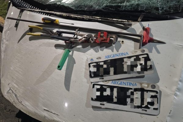 Córdoba: iba manejando a más de 140 km/h, chocó contra un muro y terminó detenido