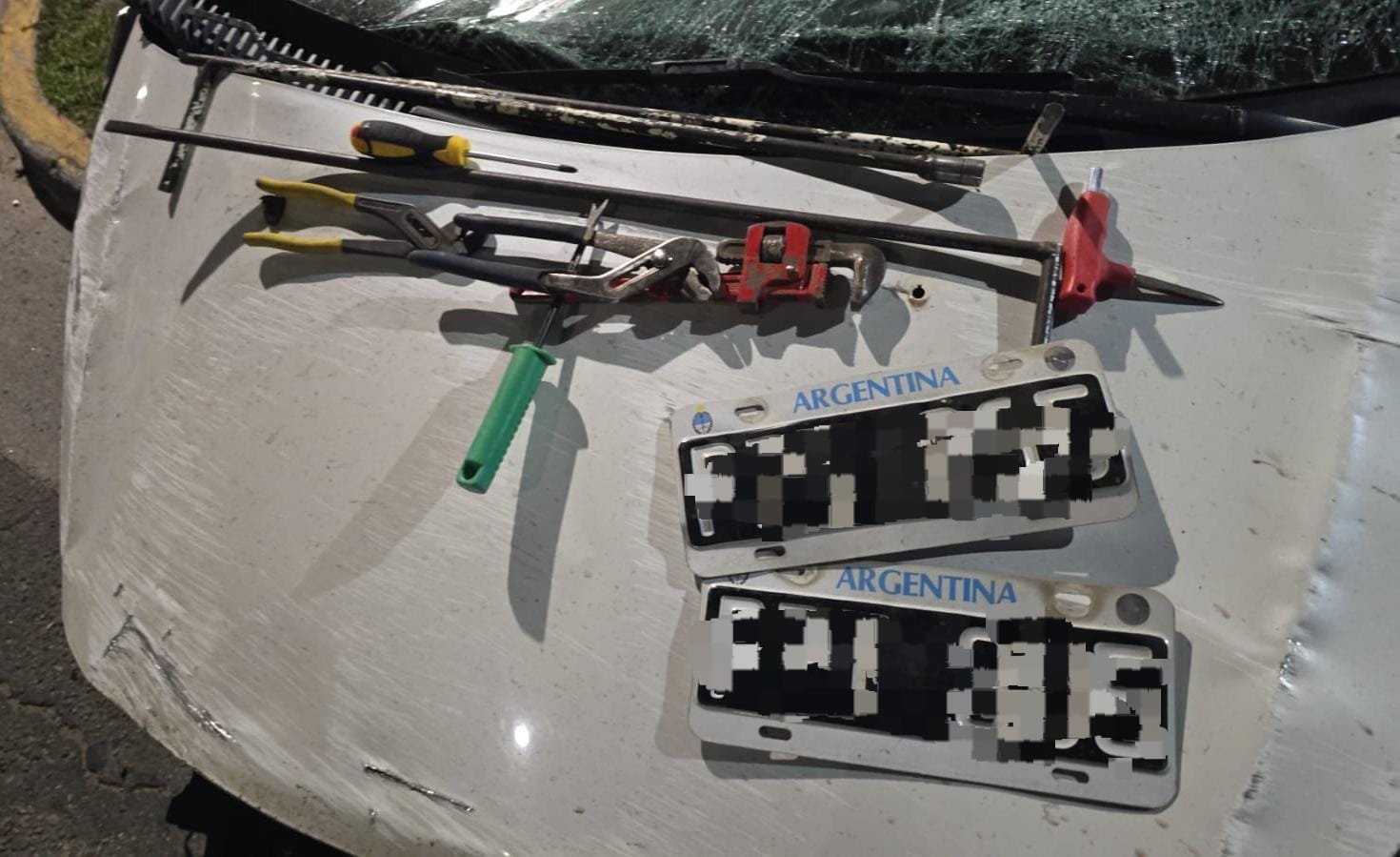 Córdoba: iba manejando a más de 140 km/h, chocó contra un muro y terminó detenido