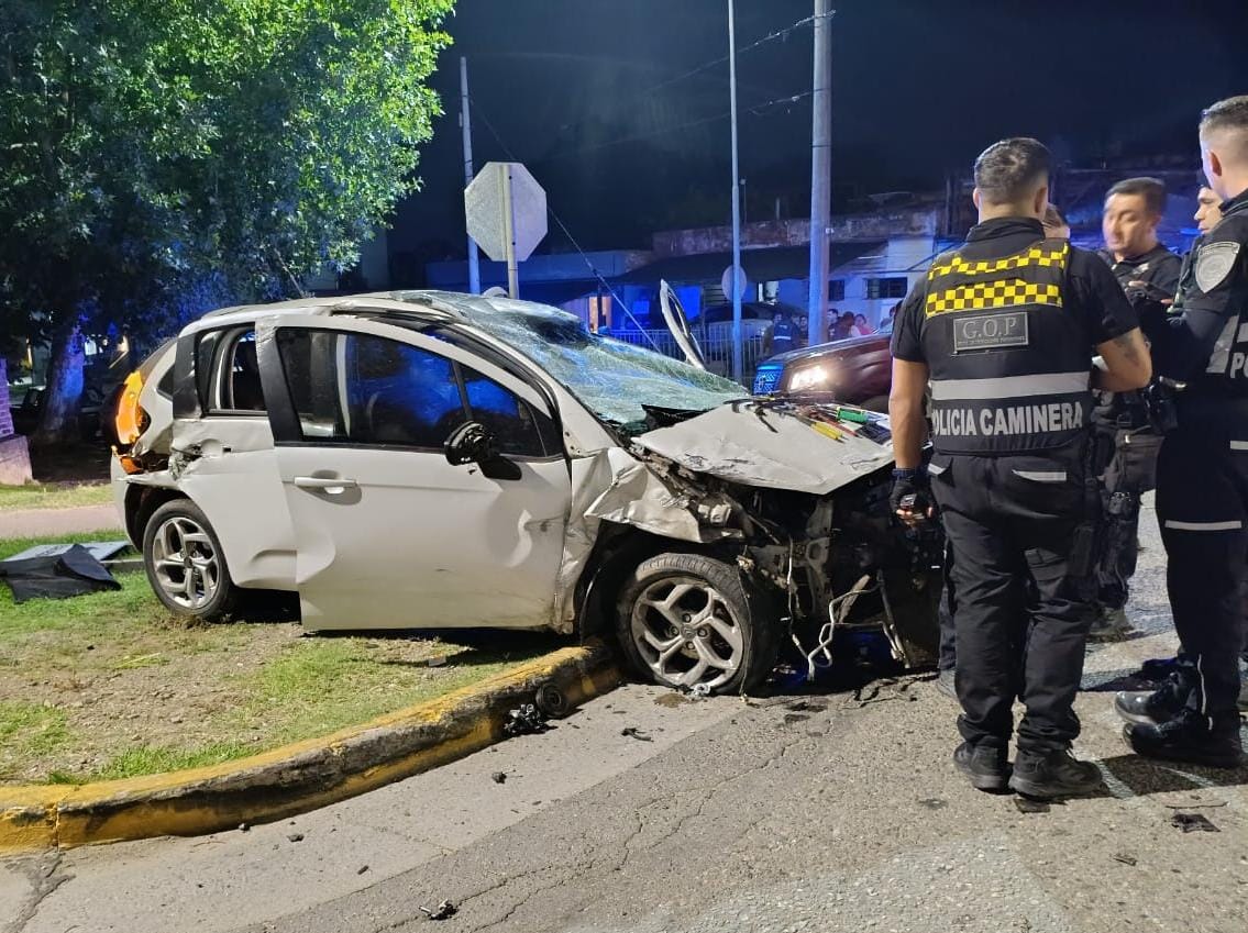 El Citroën C3 impactó contra un muro de contención en el acceso a Villa Carlos Paz
